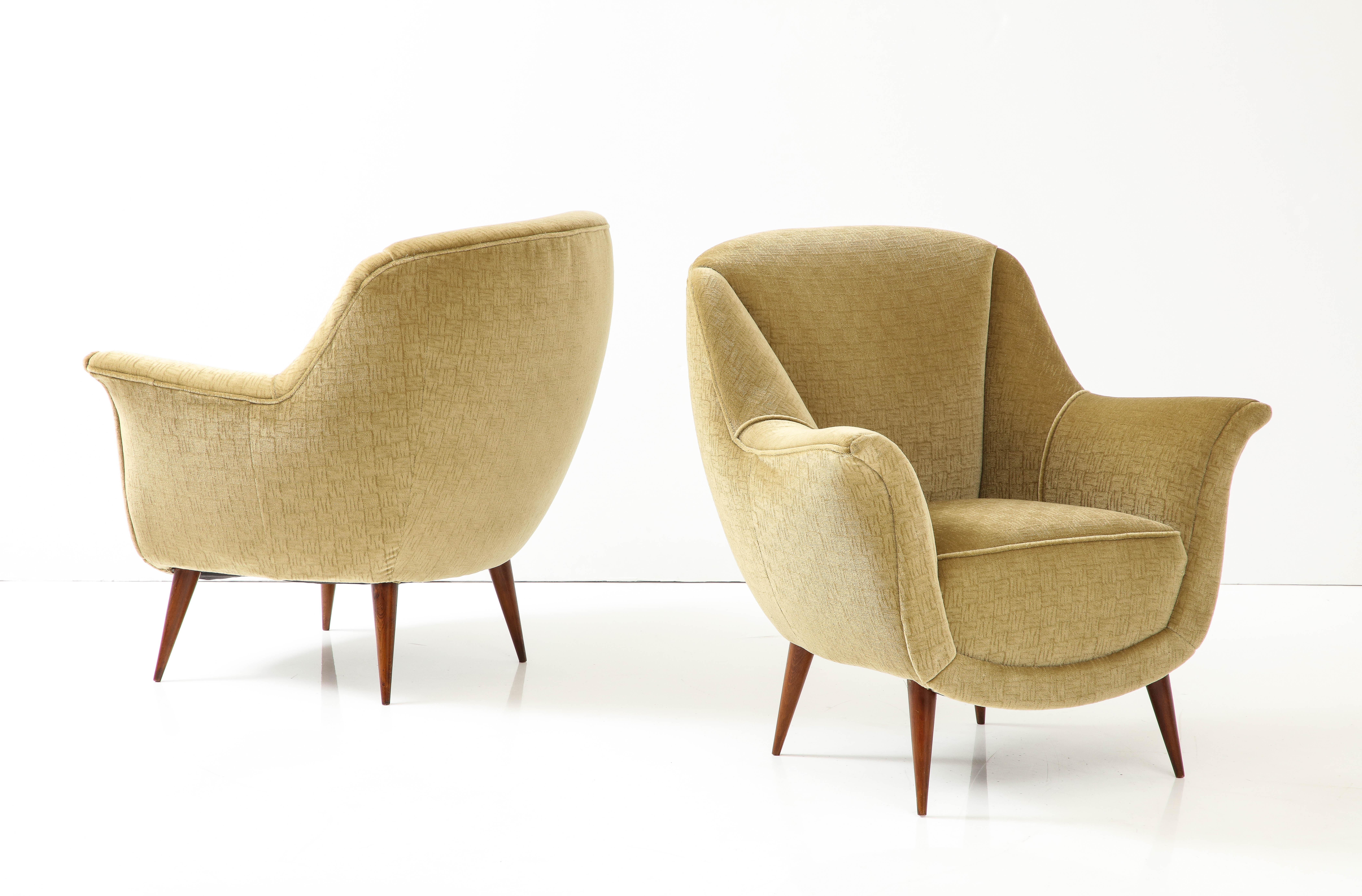 1950's Modernist Gio Ponti Style Italian Lounge Chairs In Mohair Polsterung (Moderne der Mitte des Jahrhunderts) im Angebot