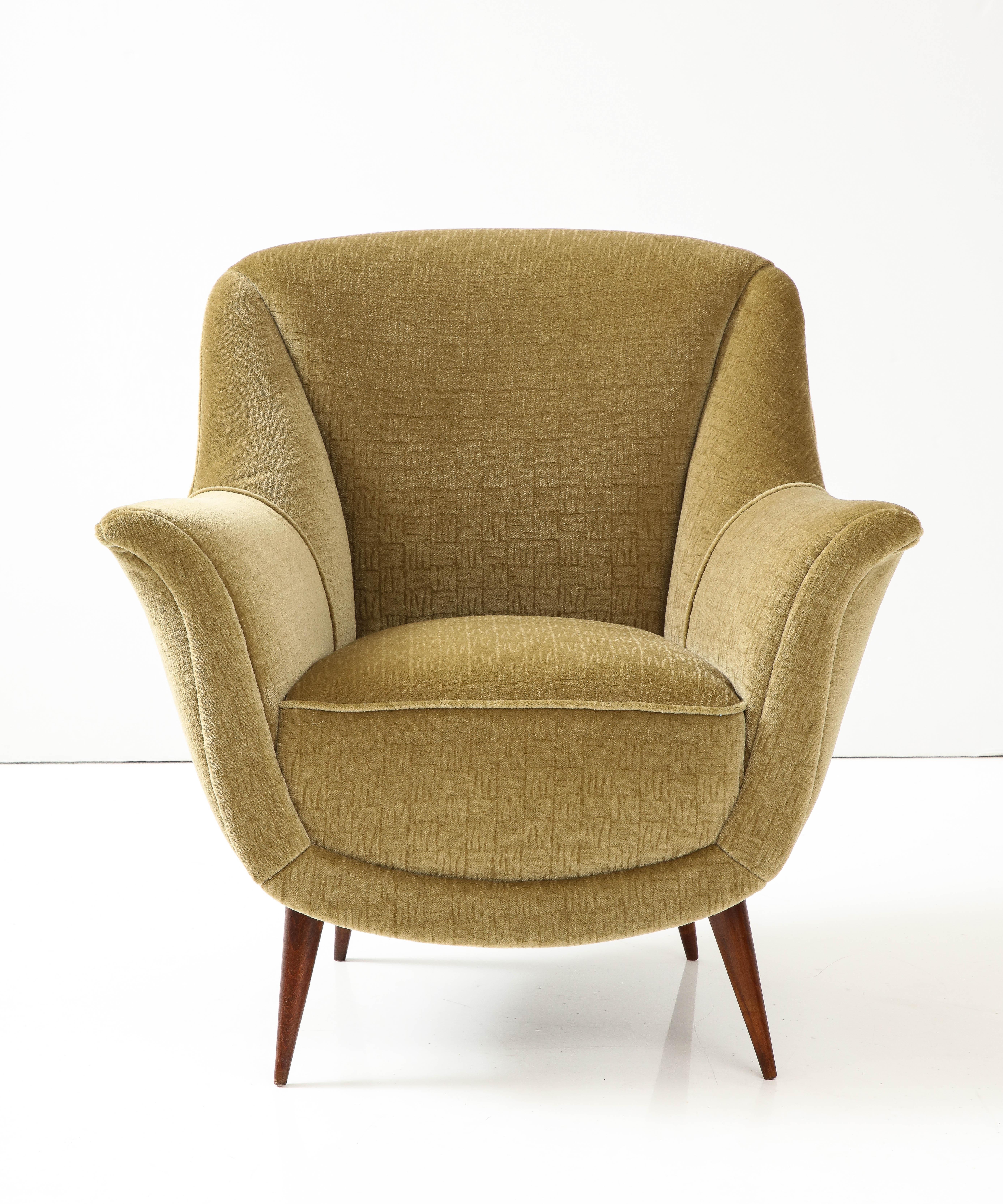 1950's Modernist Gio Ponti Style Italian Lounge Chairs In Mohair Polsterung (Italienisch) im Angebot