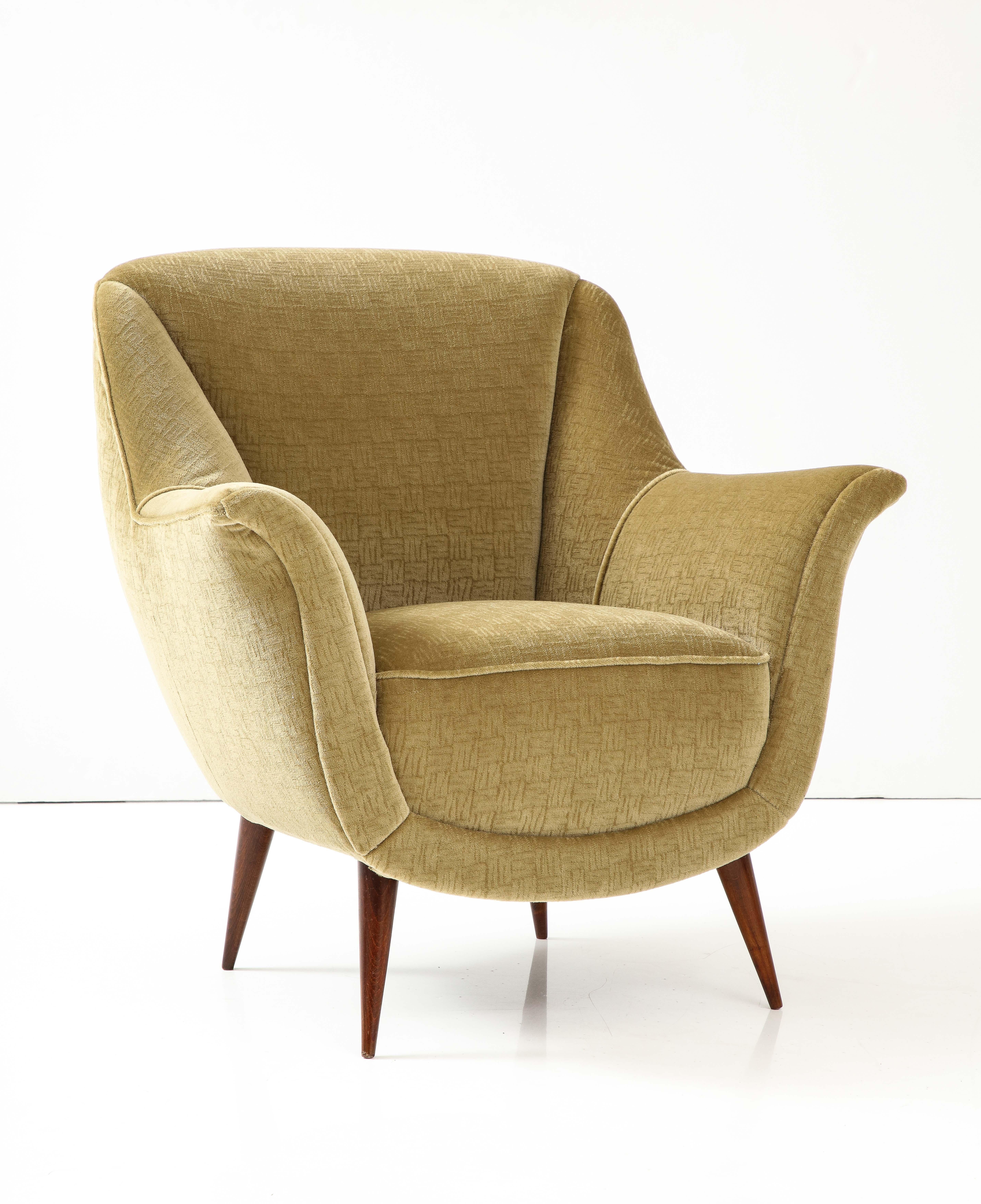 1950's Modernist Gio Ponti Style Italian Lounge Chairs In Mohair Polsterung (Mitte des 20. Jahrhunderts) im Angebot