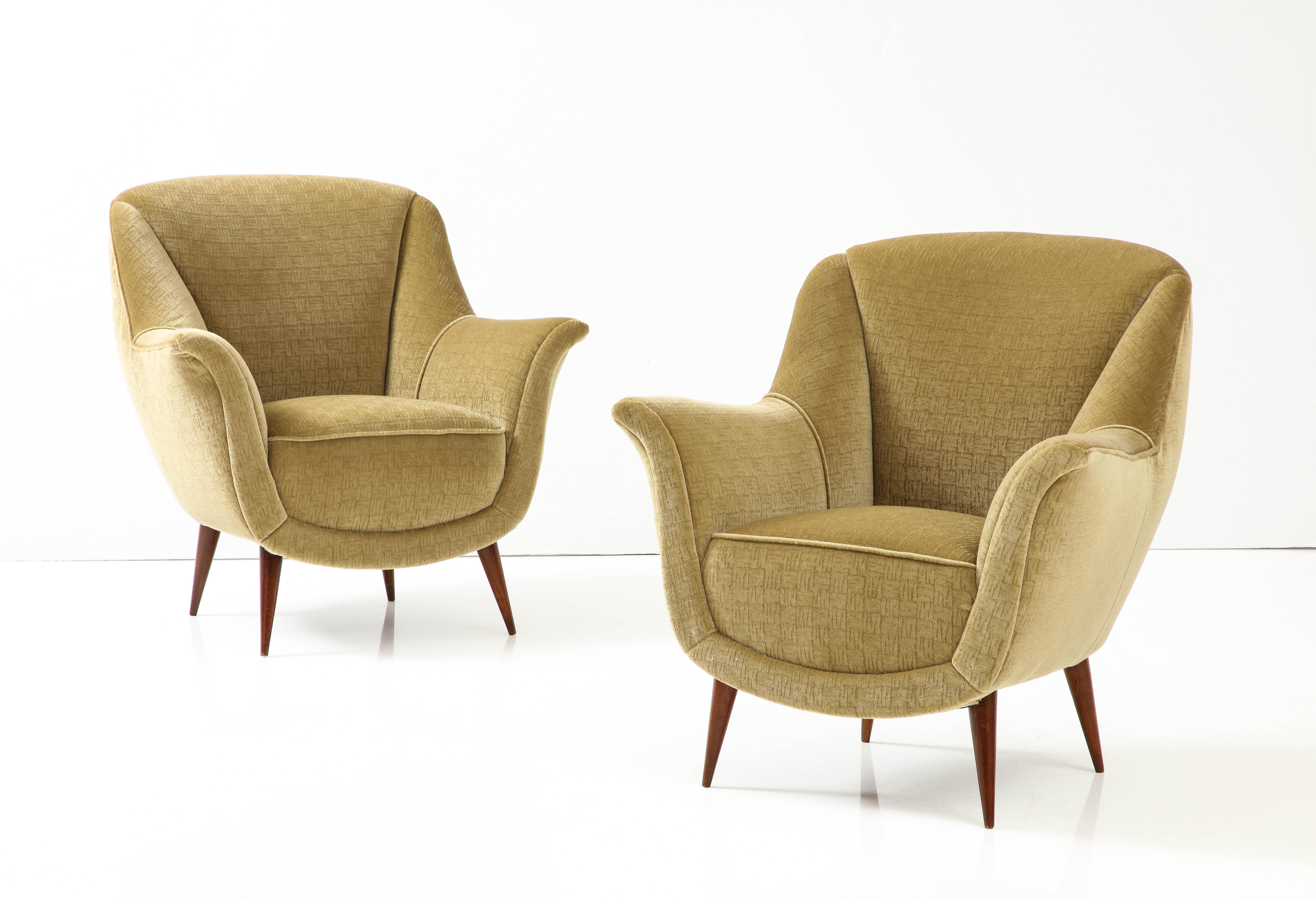 1950's Modernist Gio Ponti Style Italian Lounge Chairs In Mohair Polsterung im Angebot 1