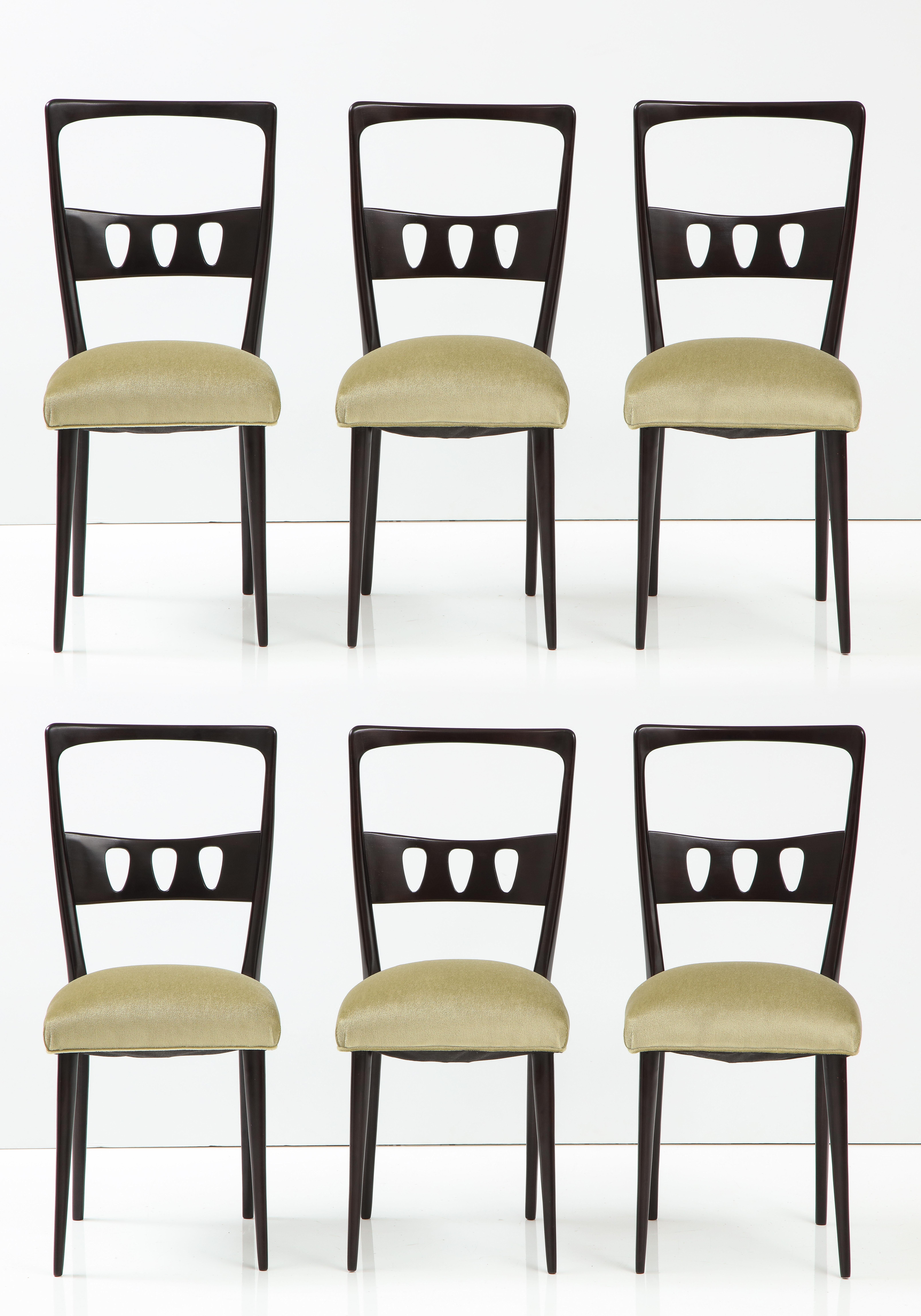 ensemble de six chaises de salle à manger italiennes modernistes des années 1950, entièrement restaurées avec une nouvelle tapisserie en tissu Mohair Donghia.