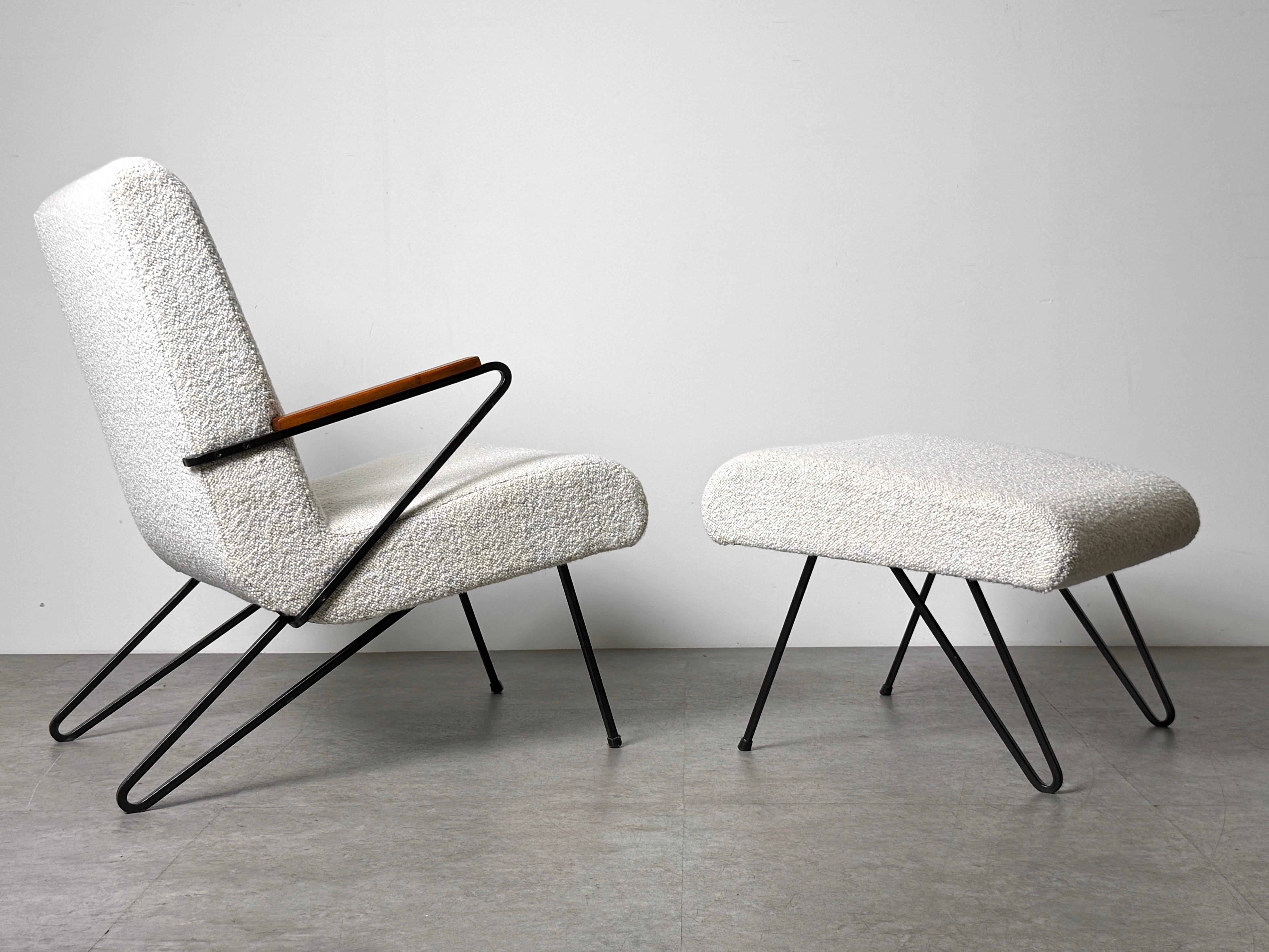 1950's American Modernist Iron Z Frame Lounge Chair and Ottoman in Cream Boucle In Good Condition For Sale In Troy, MI