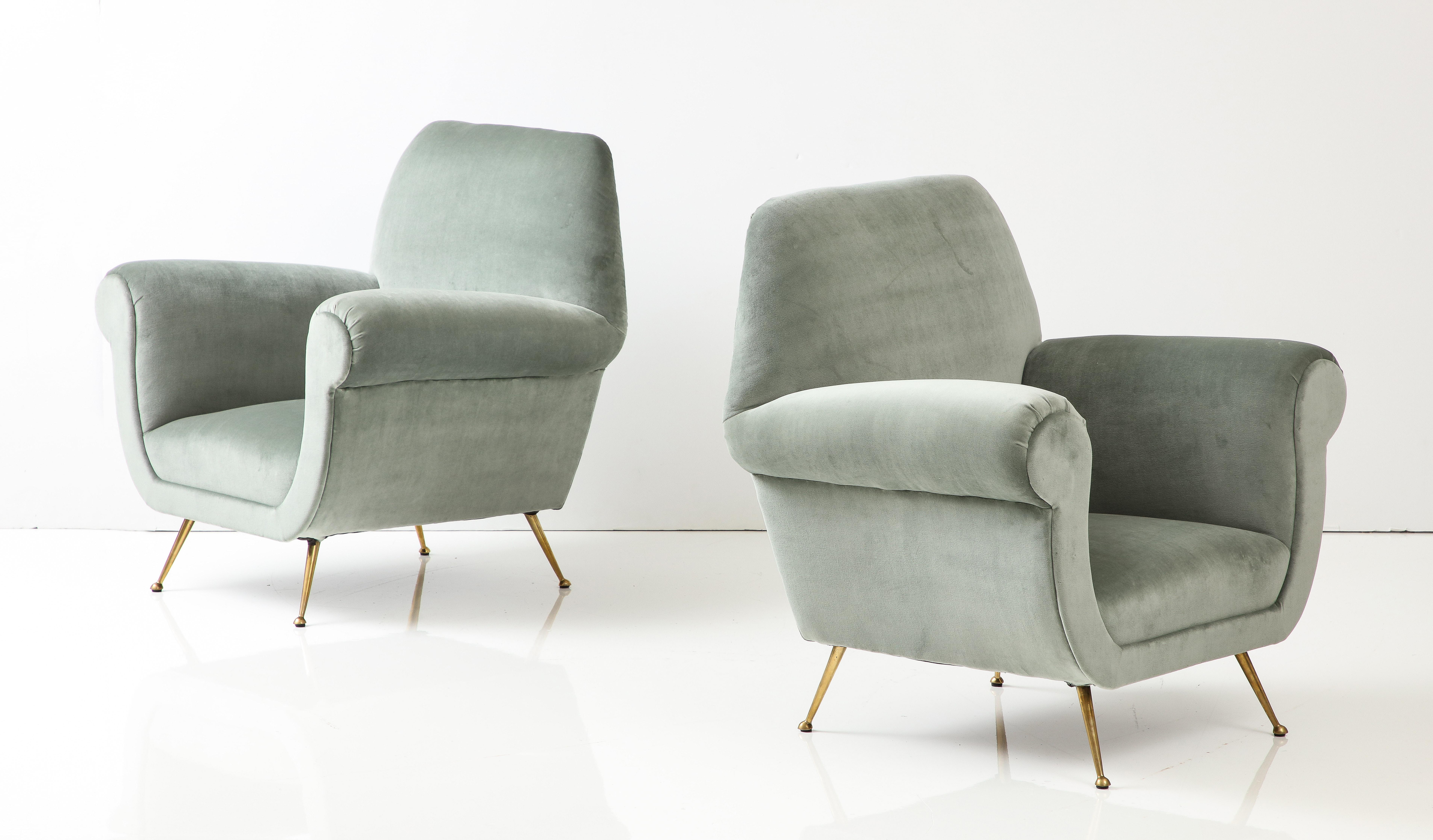 Amazing pair of large scale 1950s modernist lounge chairs by Gigi Radice, fully restored and re-upholstered in velvet with solid brass legs, with minor wear and patina due to age and use.