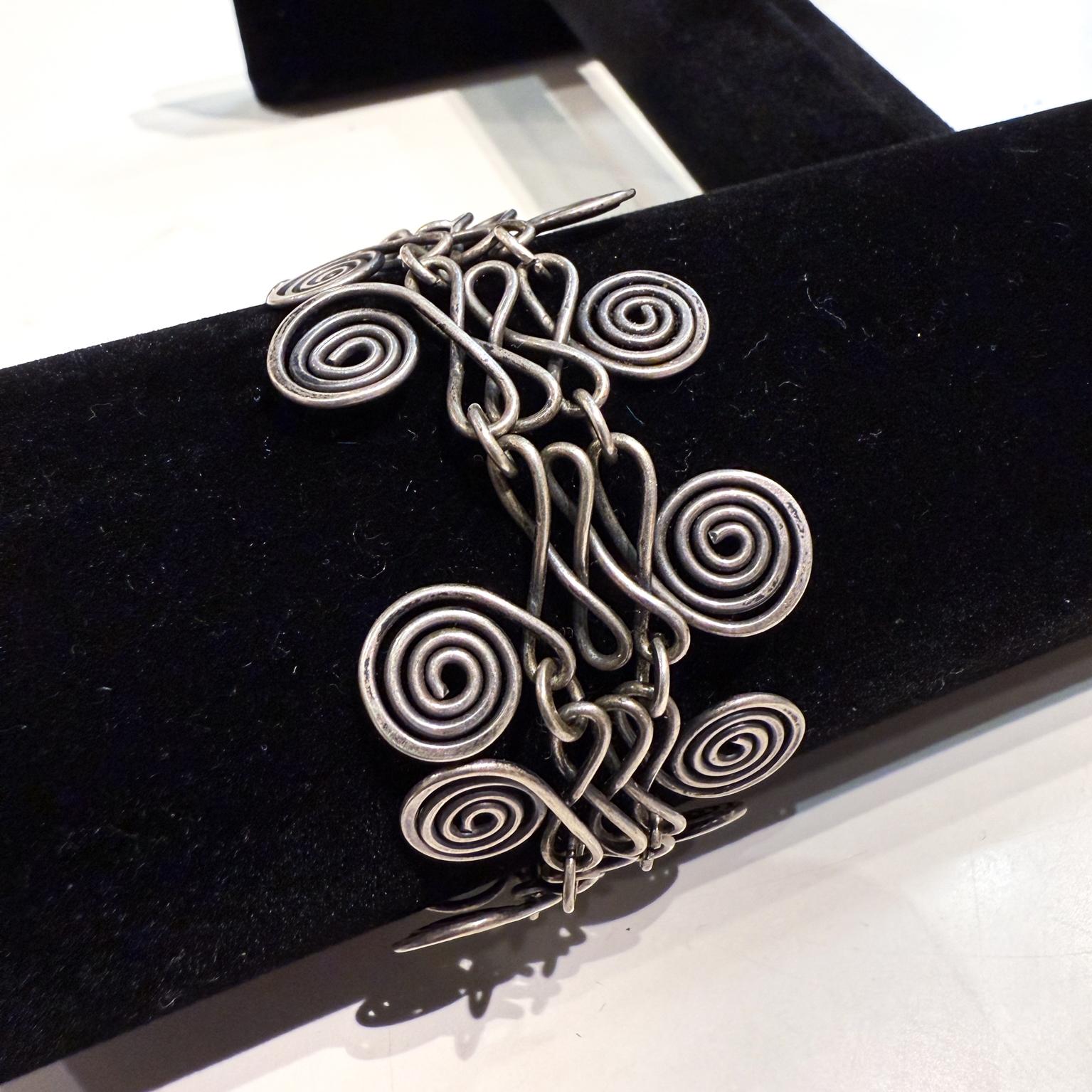 Messicano Bracciale a spirale in argento in stile Miró modernista del 1950 in vendita