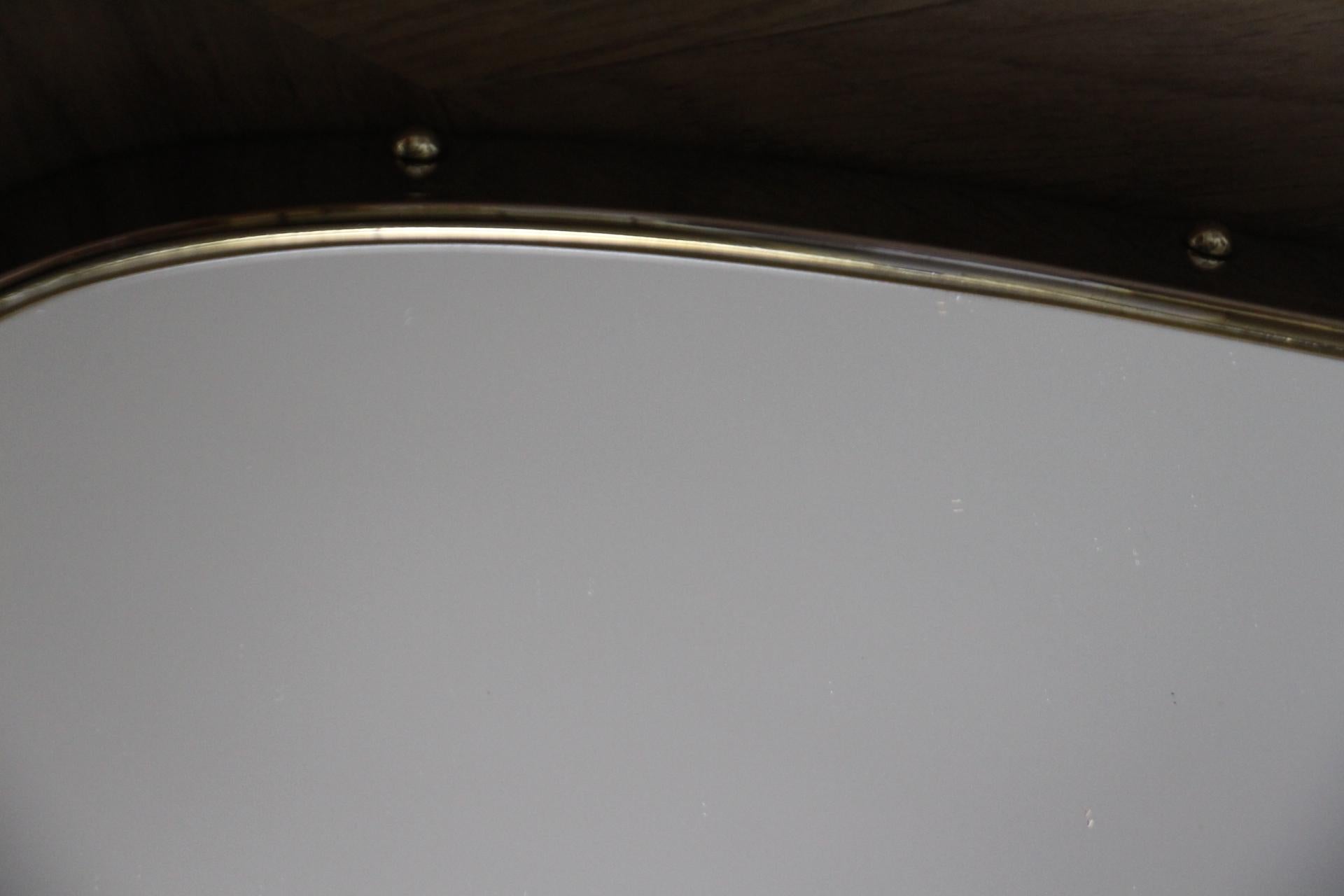 Questo specchio molto decorativo è stato realizzato in Italia negli anni Cinquanta. È tipico di questo periodo ed è tutto originale. 
Può essere appeso a una parete da solo o mescolato con altri specchi dello stesso stile per ottenere un look