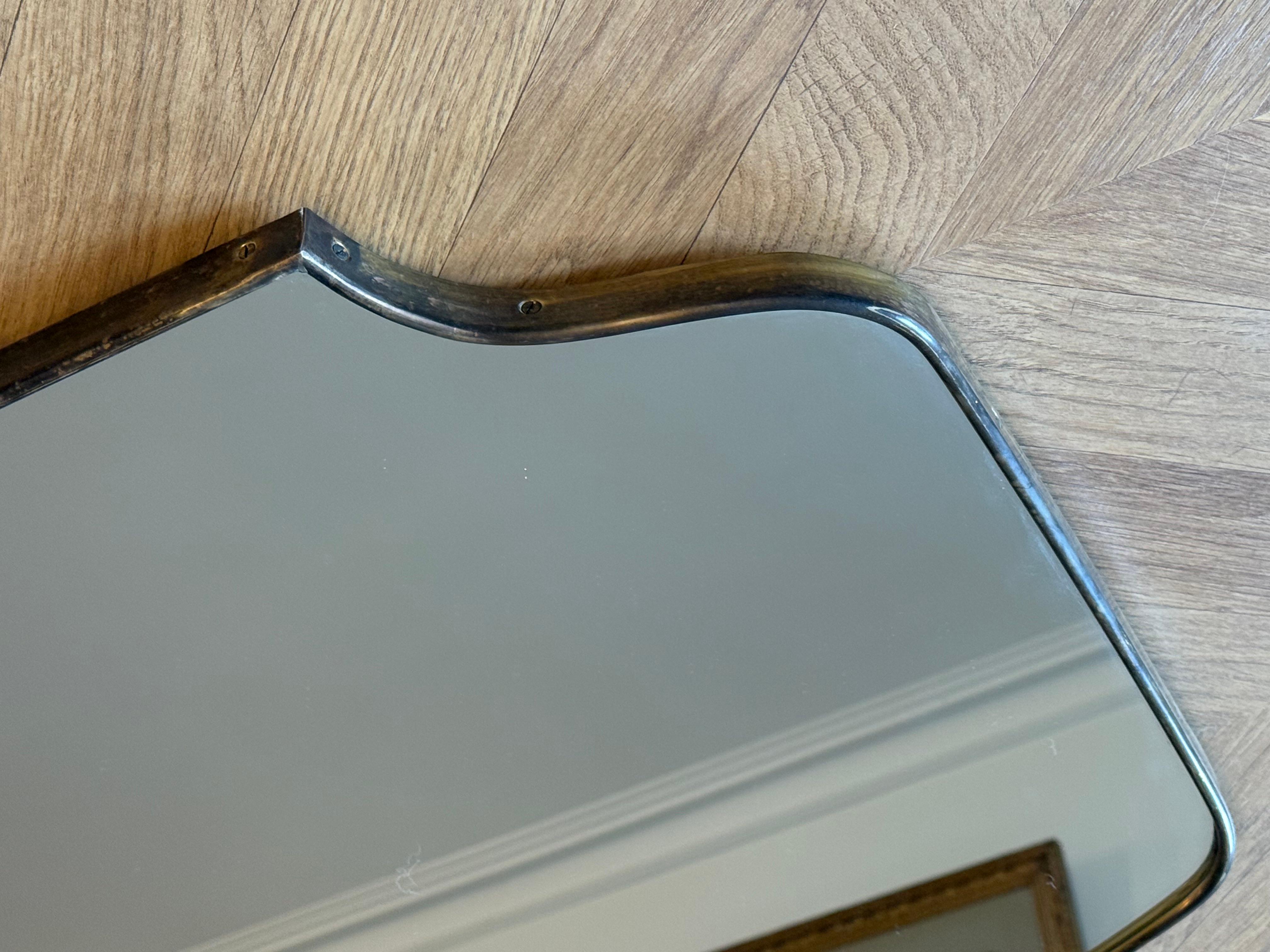 1950's Modernist Shaped Brass Wall Mirror , Gio Ponti Style Bon état - En vente à Saint-Ouen, FR