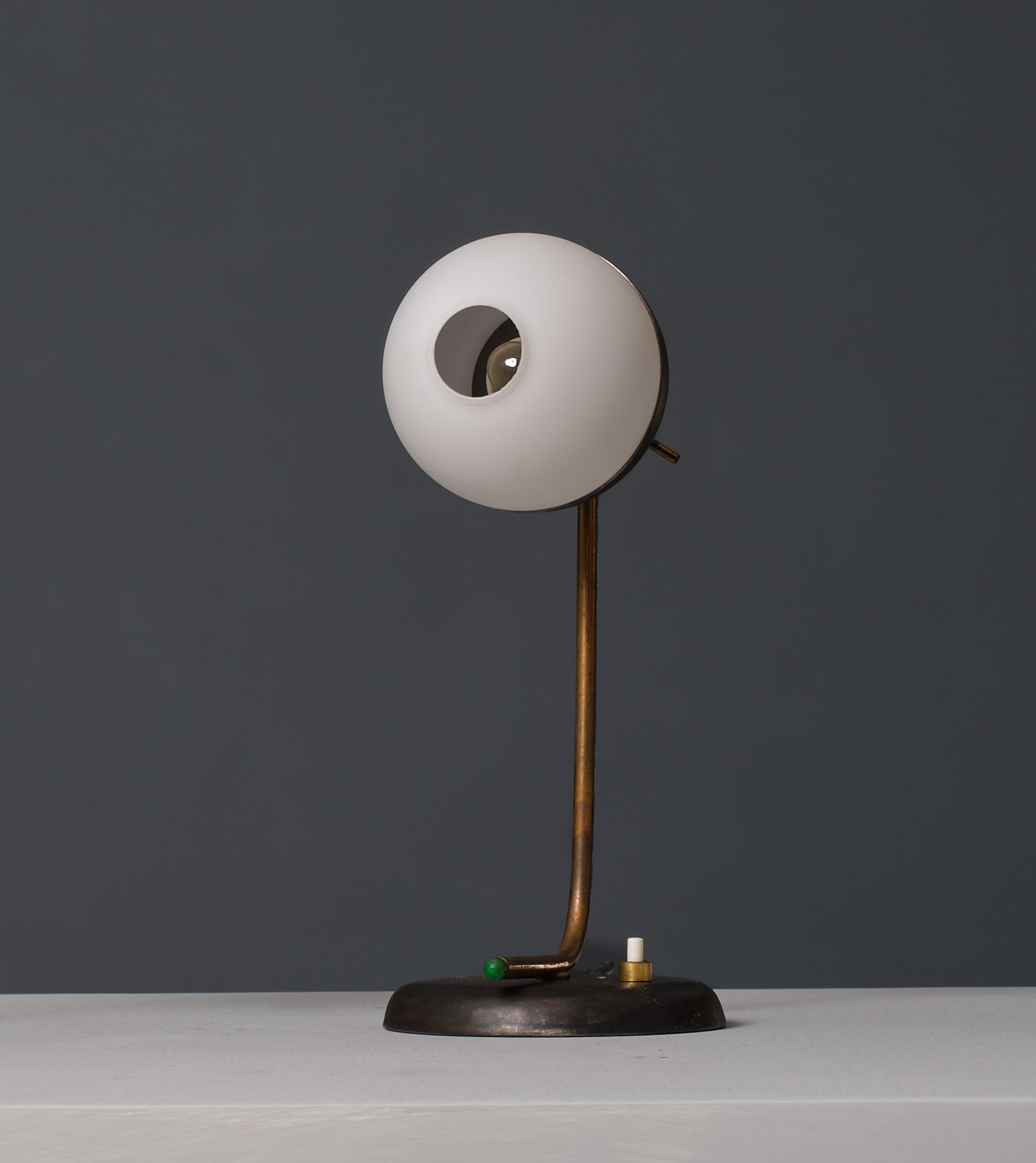 Entrez dans l'élégance du design moderne du milieu du siècle avec cette exquise lampe de table des années 1950. Dotée de lignes épurées et d'un mélange sophistiqué de matériaux, cette lampe témoigne d'un style intemporel et d'un savoir-faire