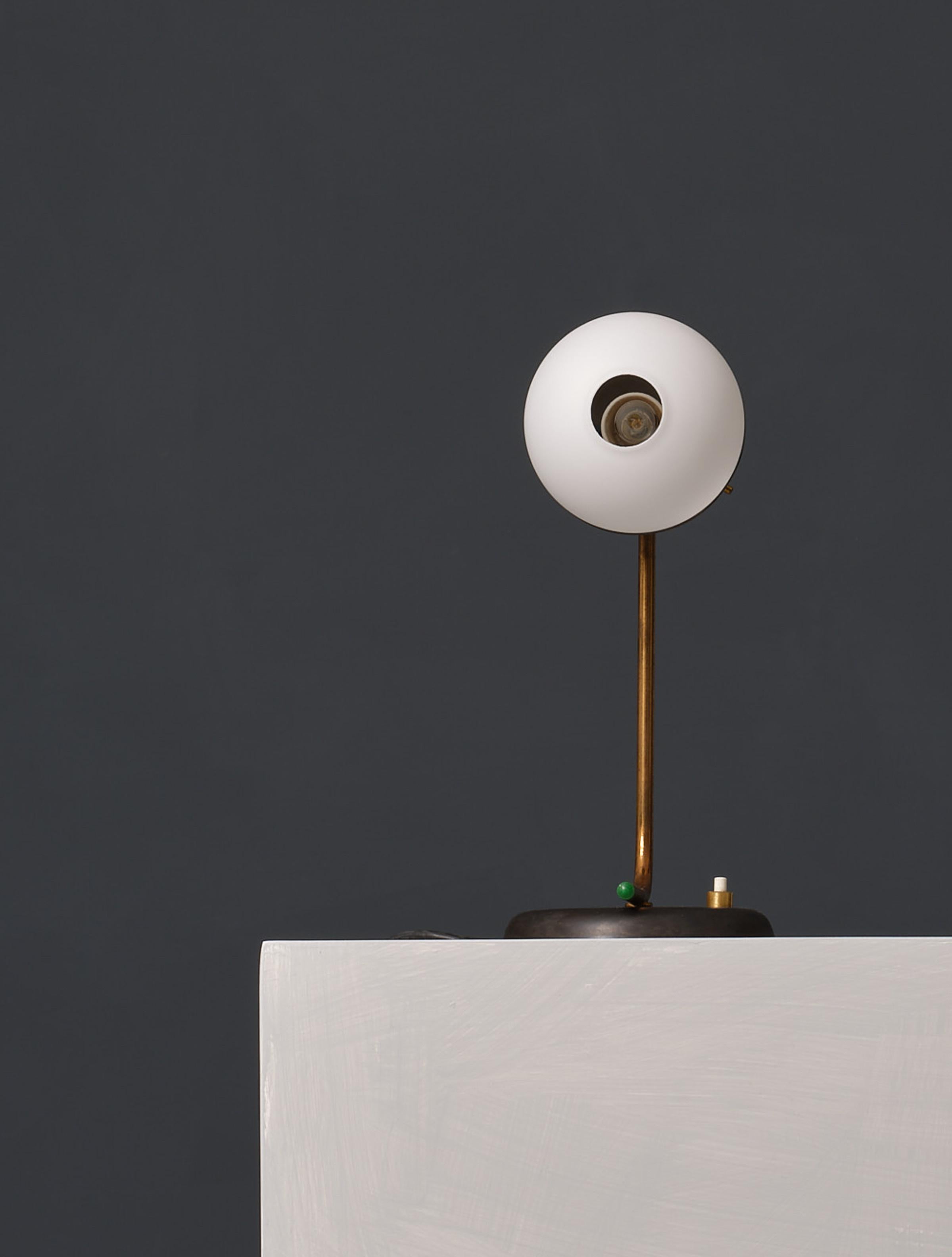 Mid-Century Modern Lampe de table moderniste des années 1950 - laiton et fer avec verre opalin à trou central en vente