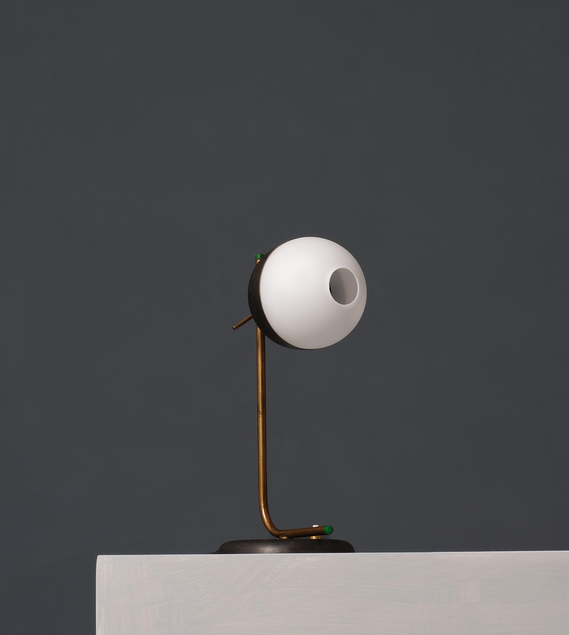 italien Lampe de table moderniste des années 1950 - laiton et fer avec verre opalin à trou central en vente