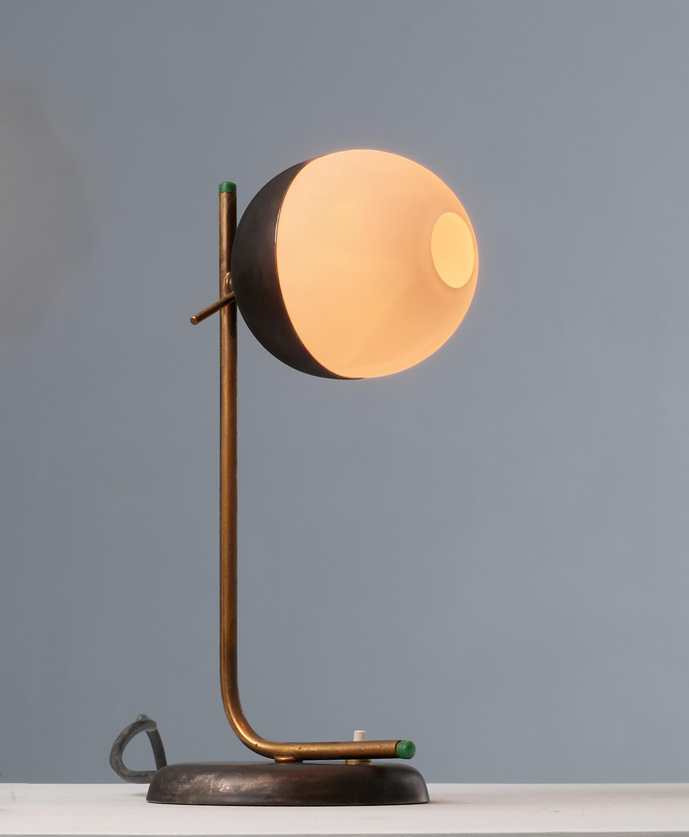 Lampe de table moderniste des années 1950 - laiton et fer avec verre opalin à trou central Bon état - En vente à Rome, IT