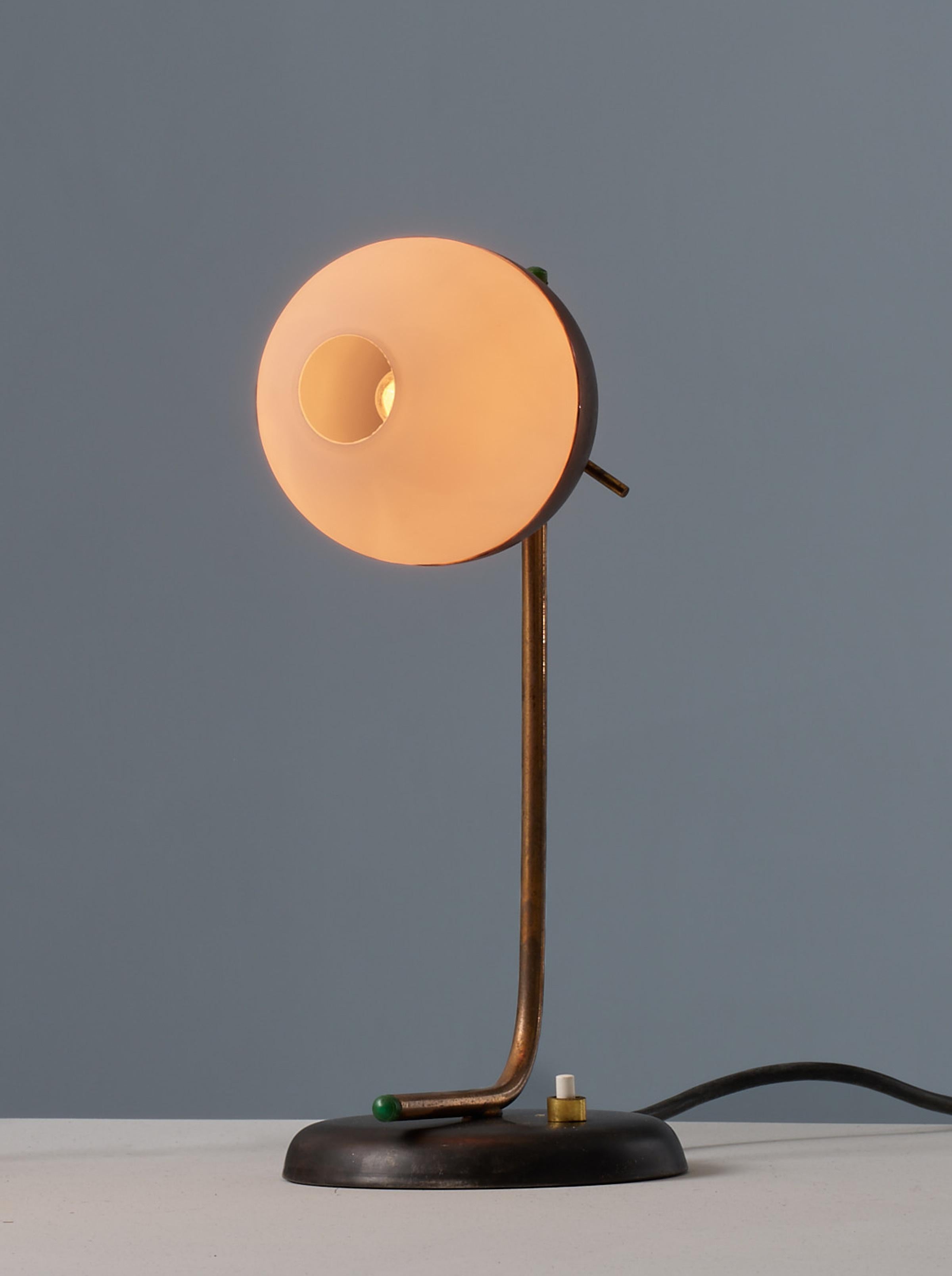 Milieu du XXe siècle Lampe de table moderniste des années 1950 - laiton et fer avec verre opalin à trou central en vente