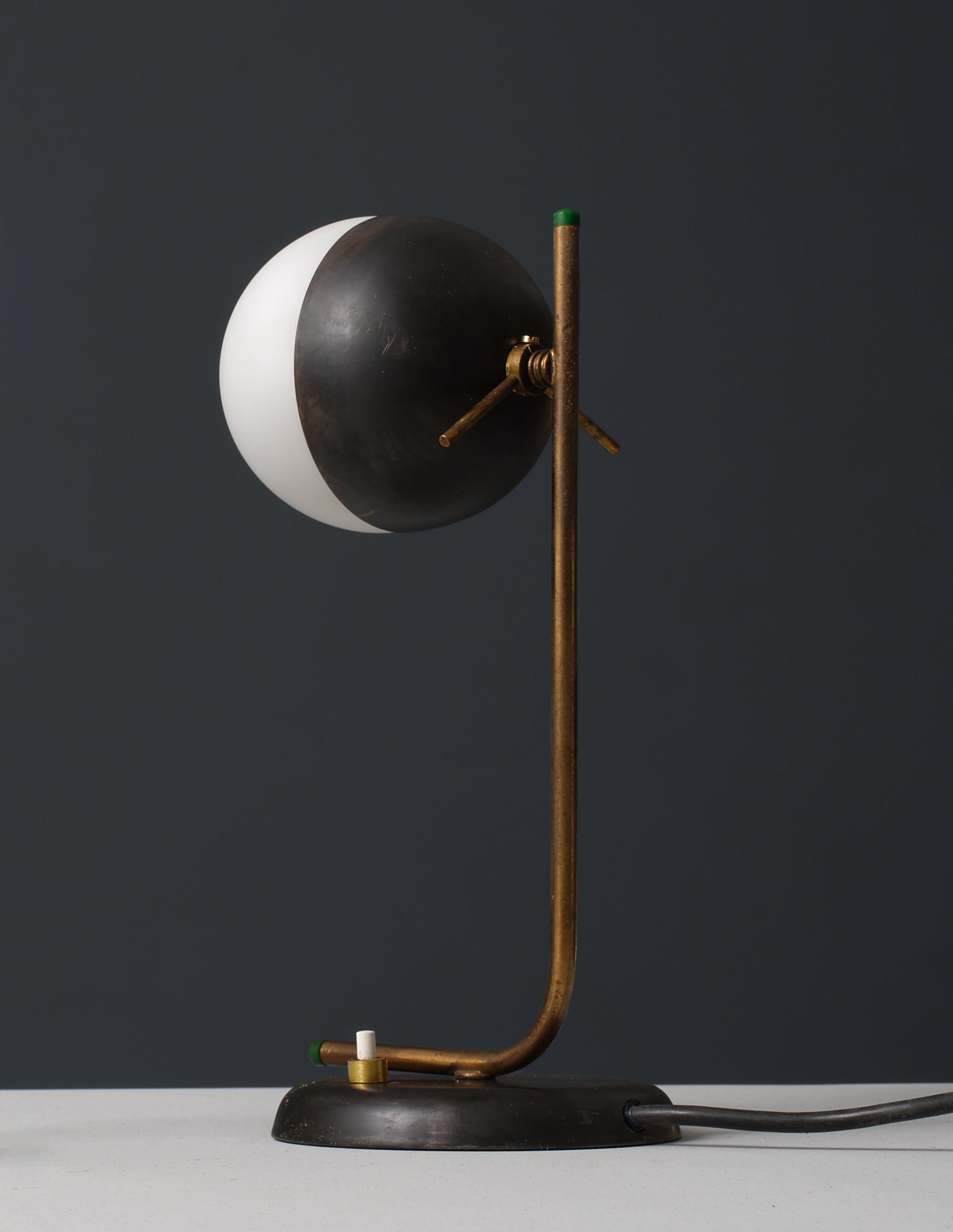 Métal Lampe de table moderniste des années 1950 - laiton et fer avec verre opalin à trou central en vente