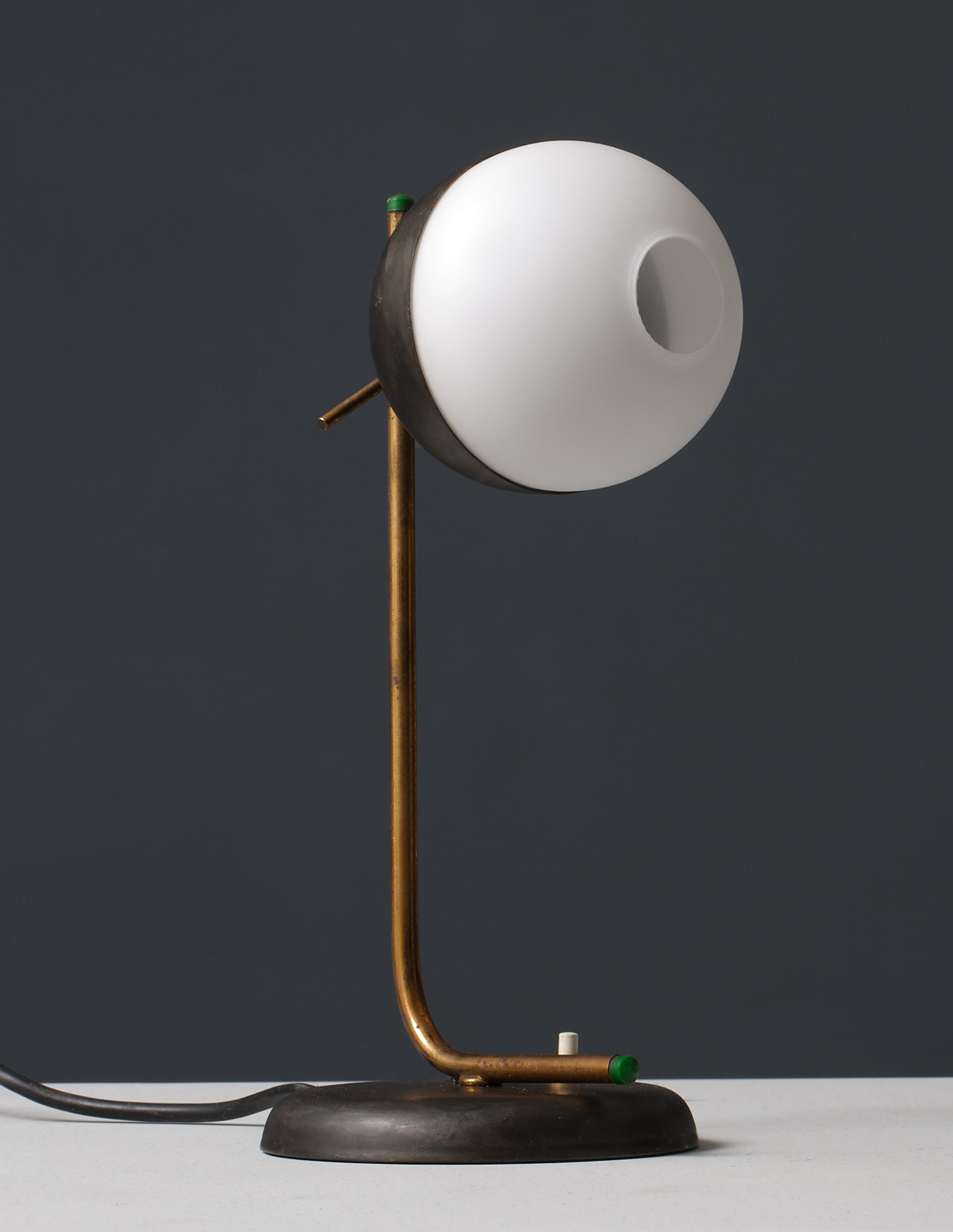 Lampe de table moderniste des années 1950 - laiton et fer avec verre opalin à trou central en vente 1