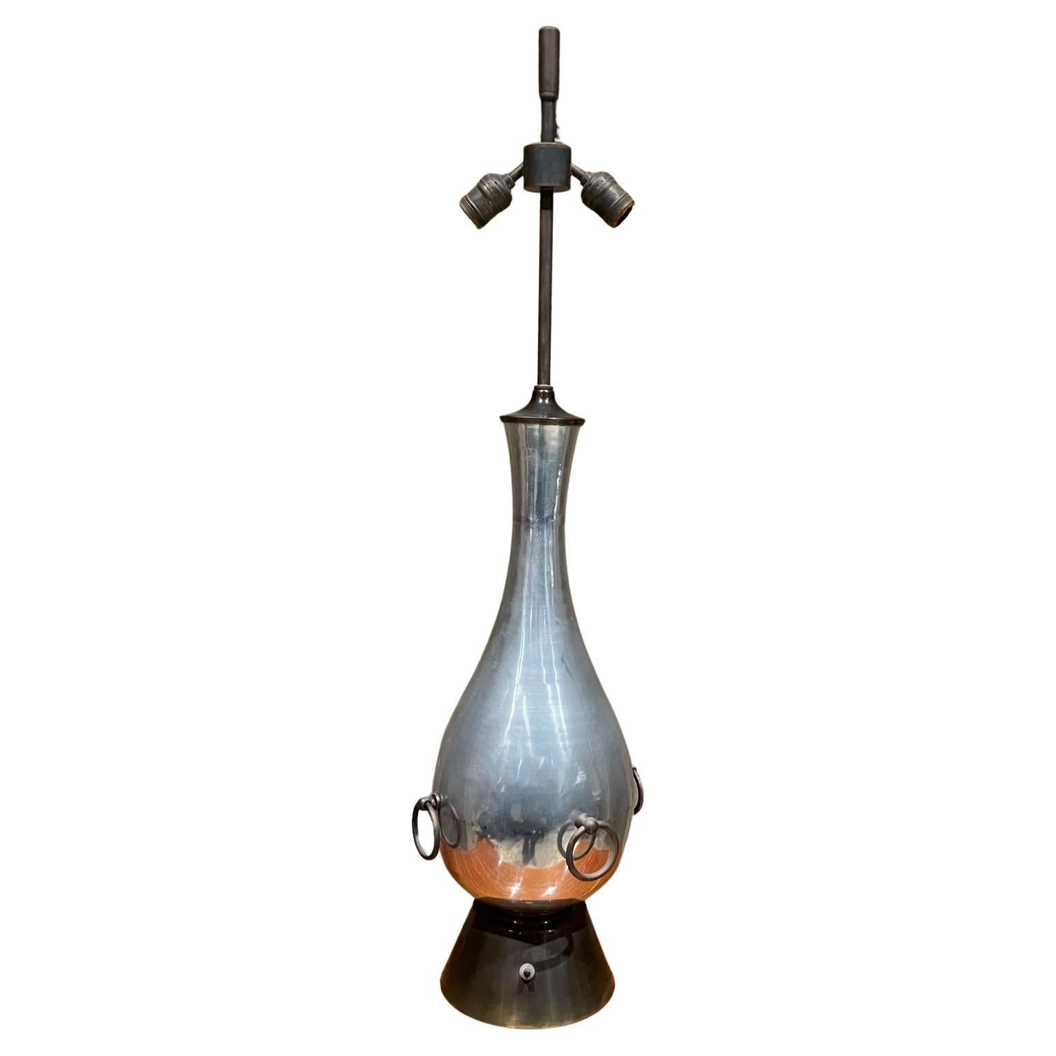 Lampe de table
Mexique Circa 1950s lampe de table vintage en aluminium, corps en forme sculpturale accents en anneau de laiton patiné.
Tout simplement fabuleux !
36