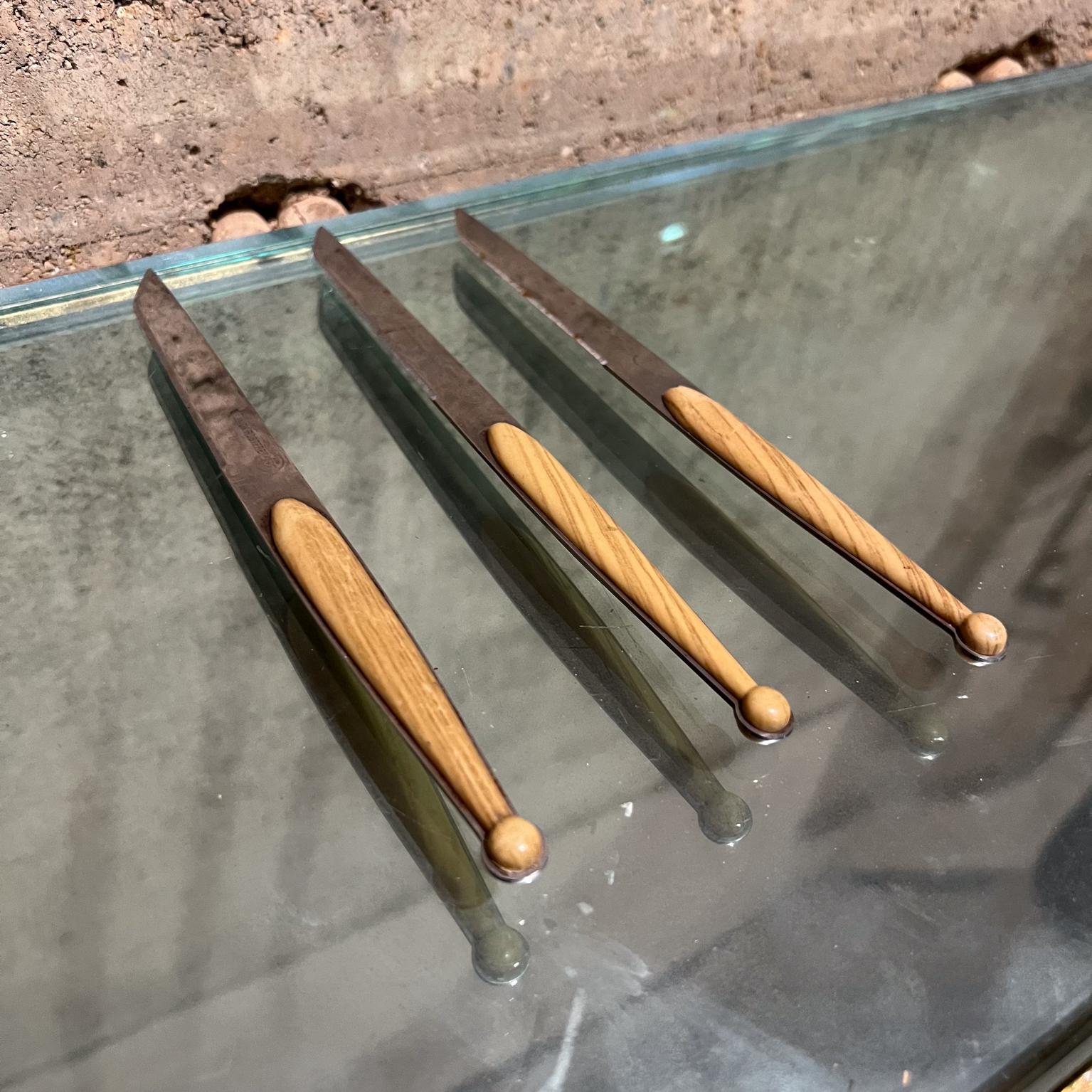 1950s Modernist Three Sculptural Steak Knives Inox Rostfrei
set of three
7 long x .25 d x .5 h
stamp Inox Rostfrei
Preowned vintage condition
Refer to images provided.
