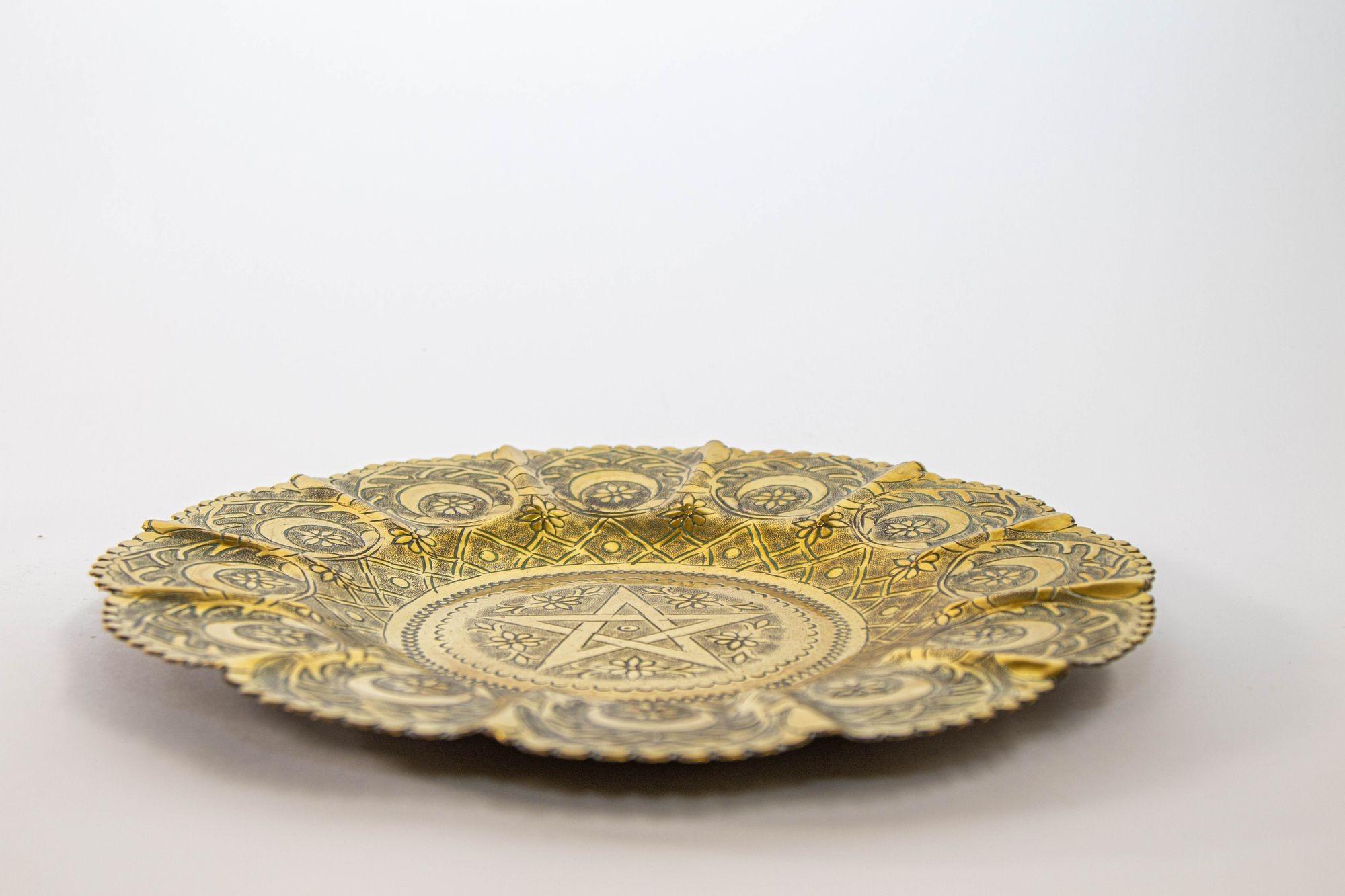 1950s Moroccan Brass Tray with Star and Moon Pattern 13 in. Diameter For Sale 3