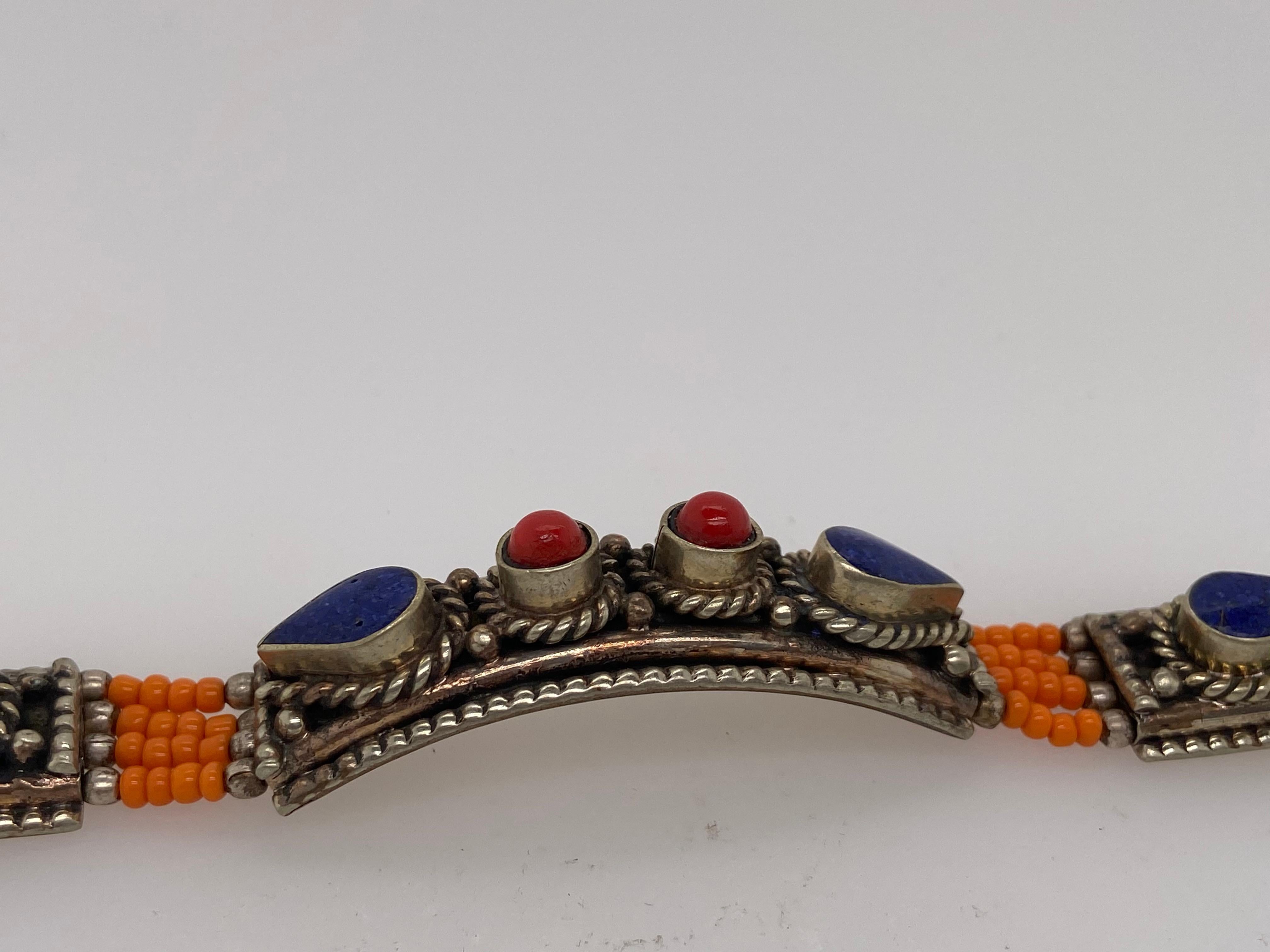 Bracciale tribale marocchino del 1950 in argento e pietre blu, rosse e arancioni in vendita 3