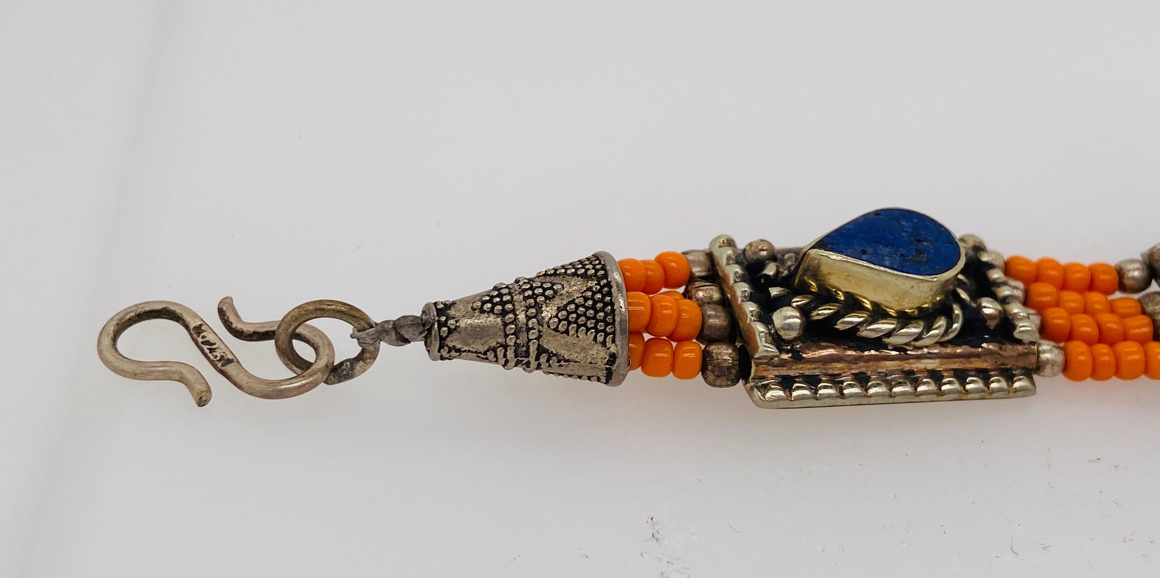 Argento Bracciale tribale marocchino del 1950 in argento e pietre blu, rosse e arancioni in vendita