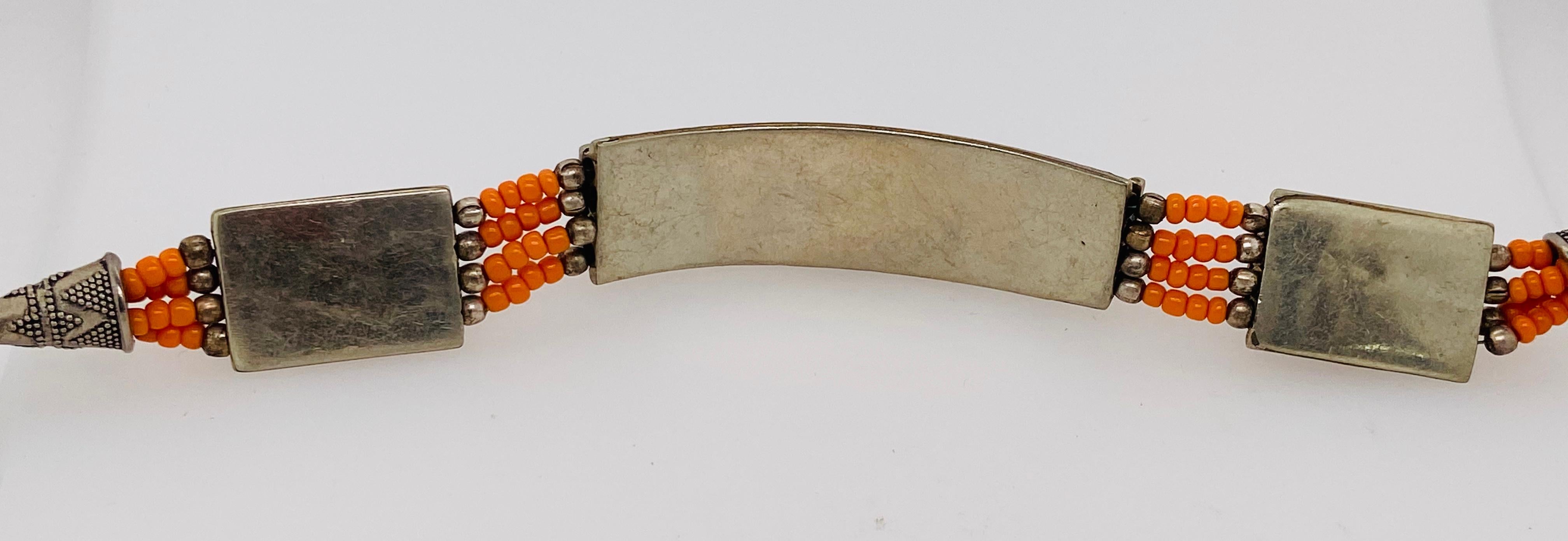 Bracciale tribale marocchino del 1950 in argento e pietre blu, rosse e arancioni in vendita 1