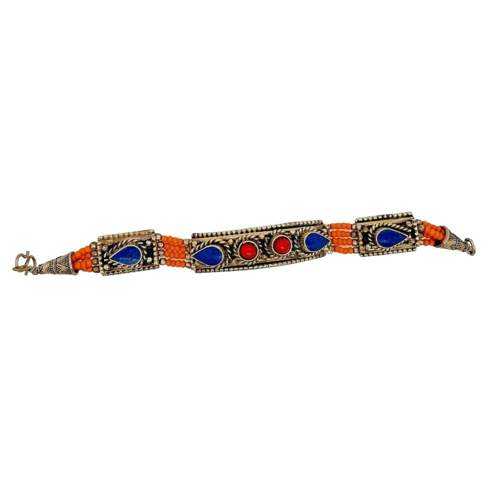 Bracelet tribal marocain des années 1950 en argent et pierres bleues, rouges et orange 