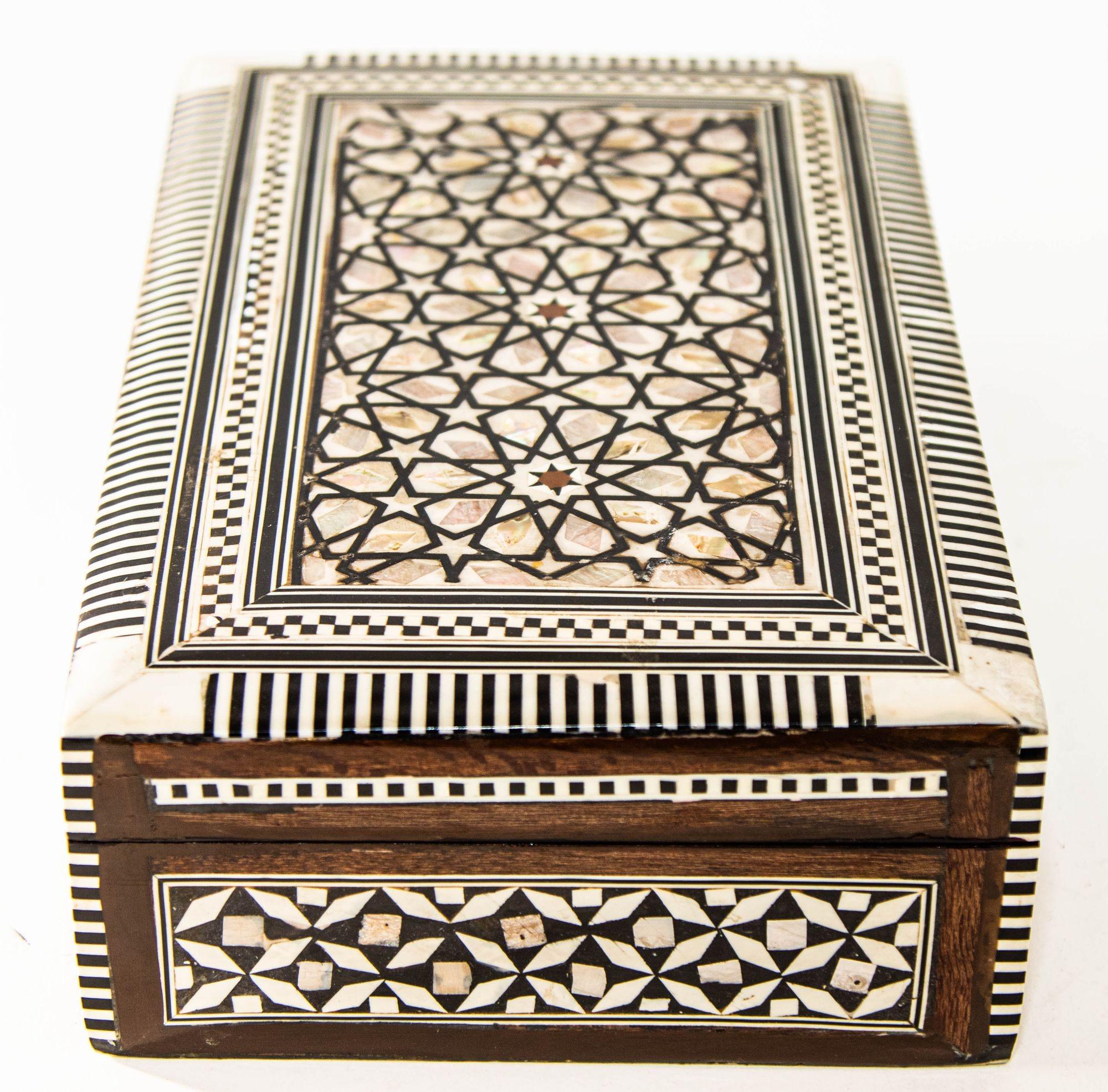1950s Mosaic Mother of Pearl Inlaid Decorative Middle Eastern Islamic Box In Good Condition In North Hollywood, CA