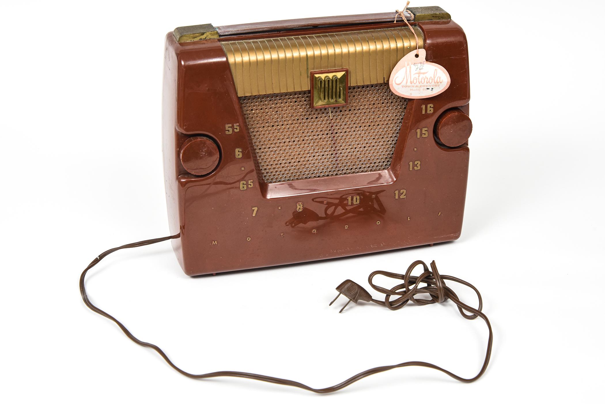 1950s Motorola Town & Country Model 6L2 Portable Butterscotch Radio For Sale 1