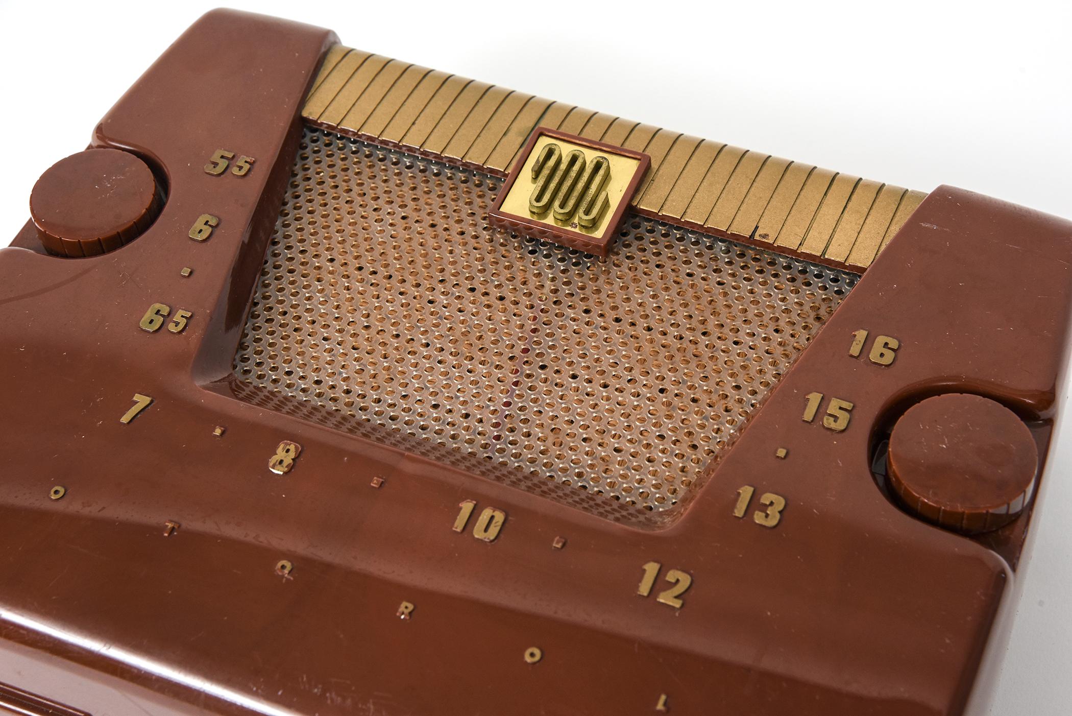 1950s Motorola Town & Country Model 6L2 Portable Butterscotch Radio For Sale 3