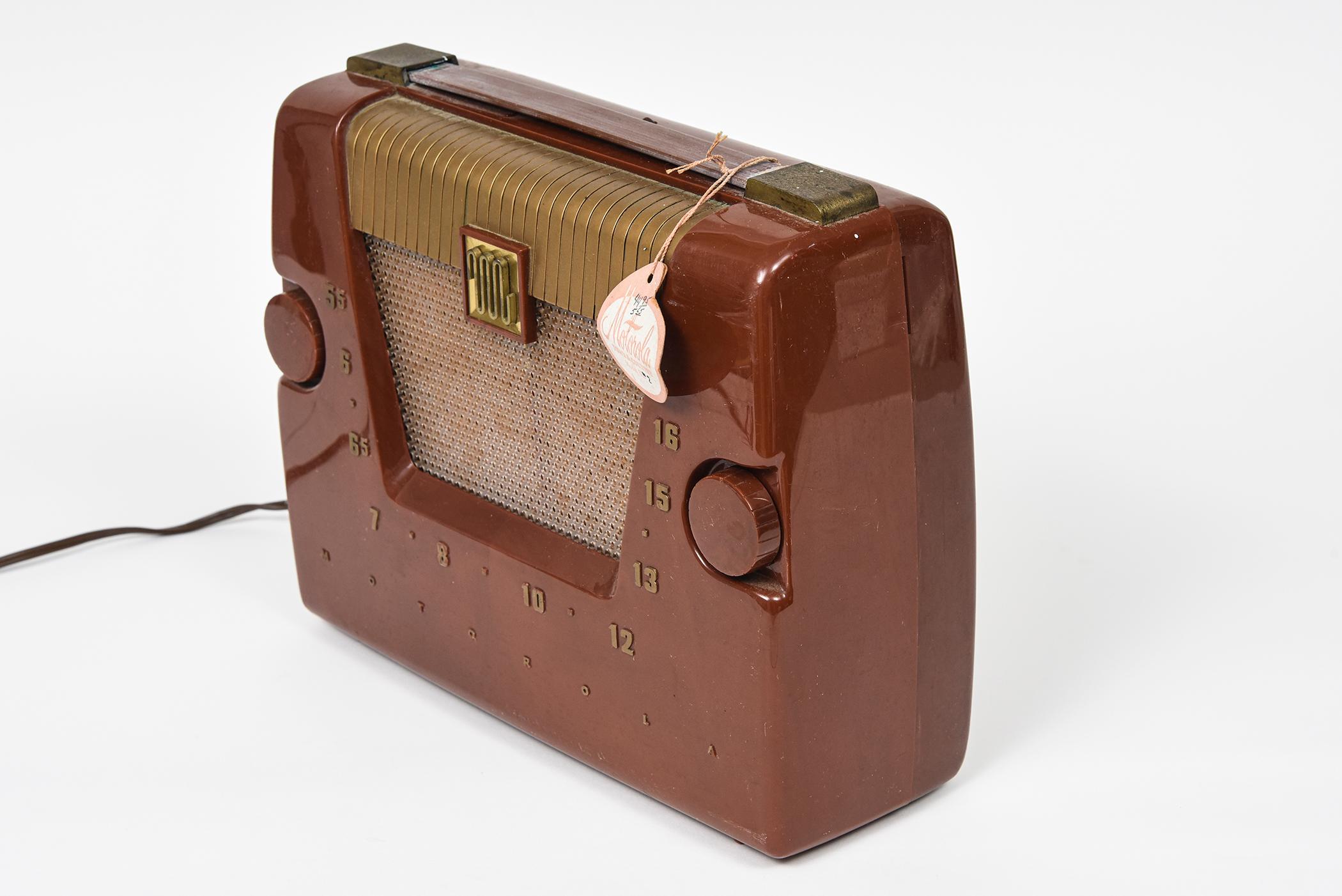 Mid-Century Modern 1950s Motorola Town & Country Model 6L2 Portable Butterscotch Radio For Sale