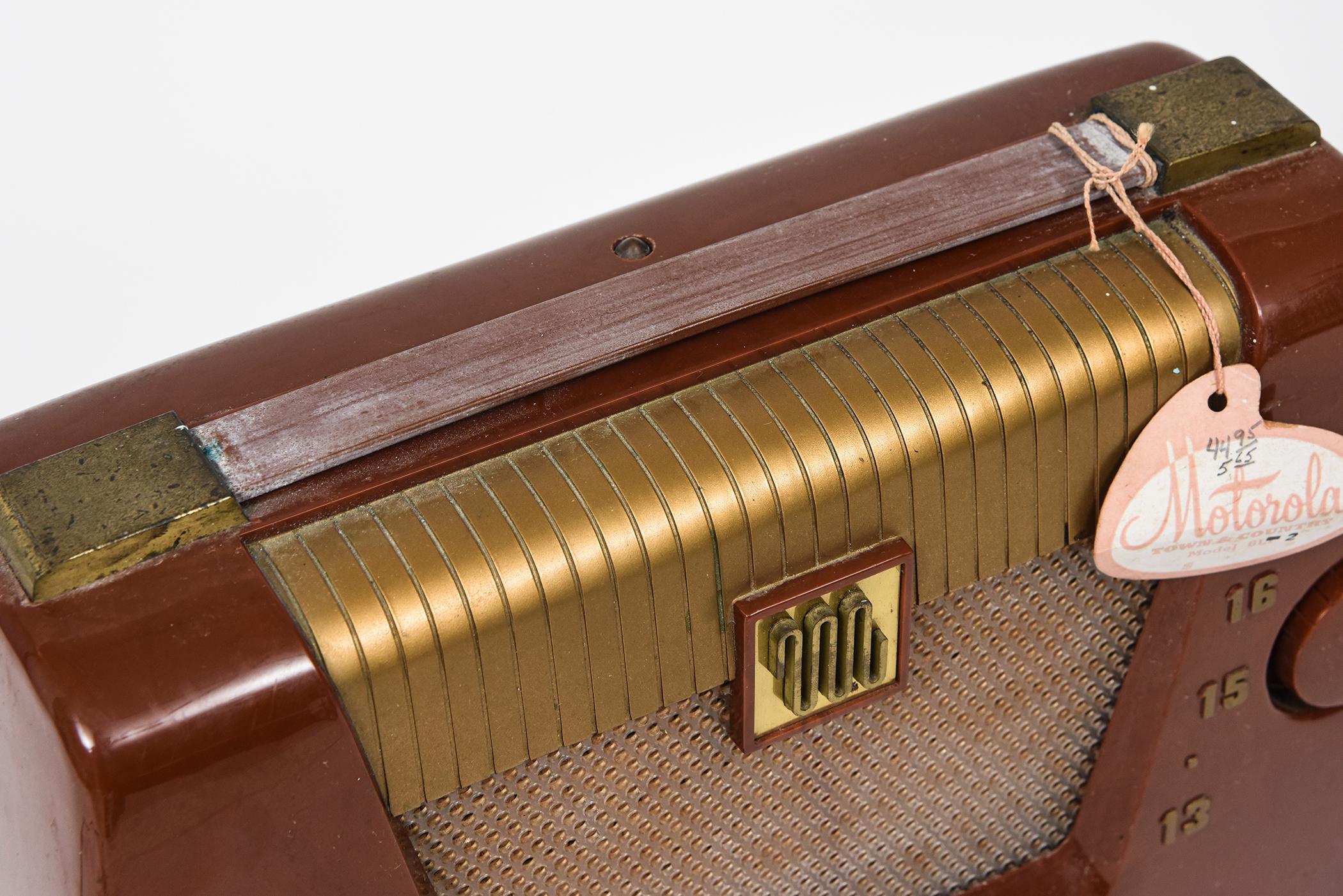Mid-20th Century 1950s Motorola Town & Country Model 6L2 Portable Butterscotch Radio For Sale
