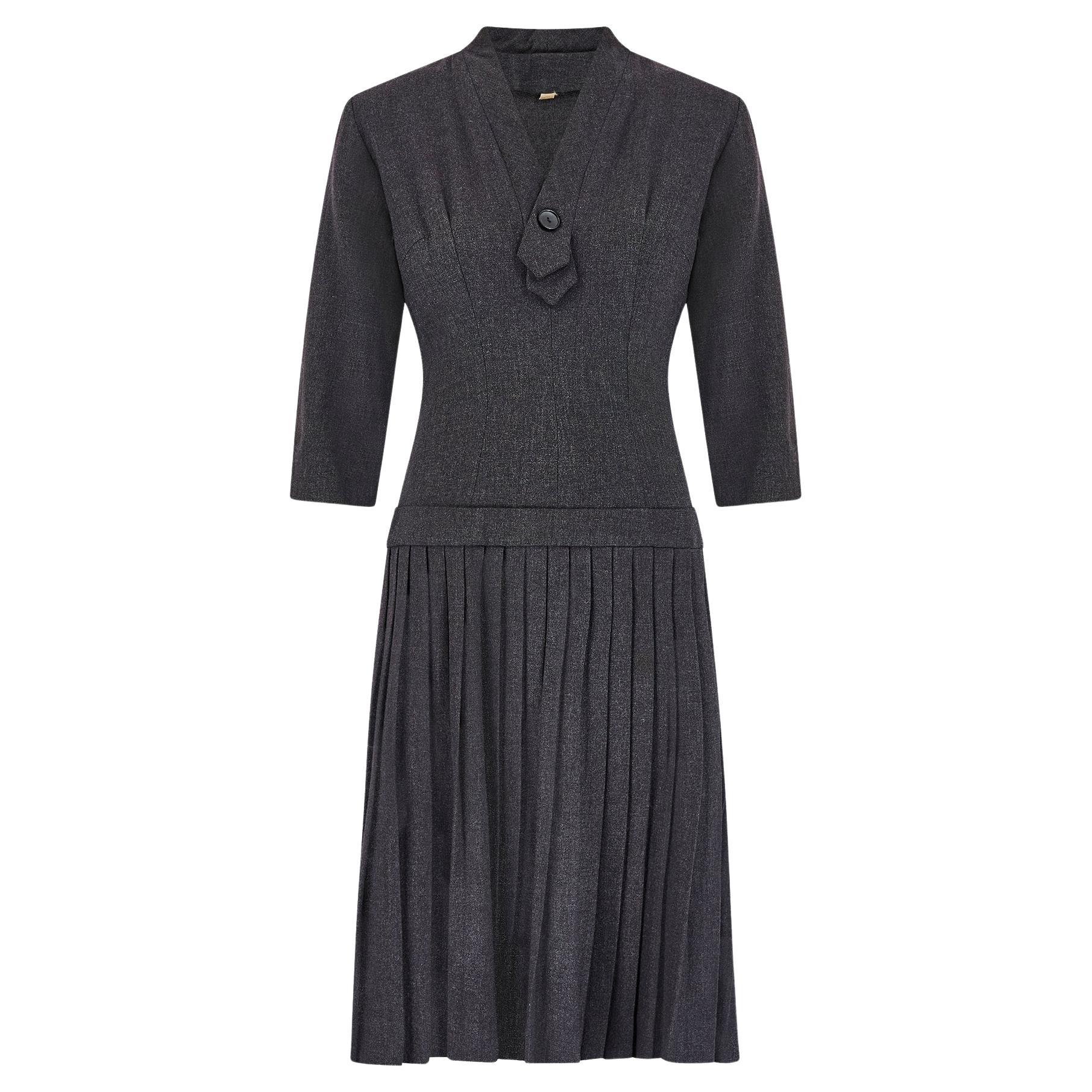 1950s Robe en laine gris chiné avec jupe plissée à taille tombante