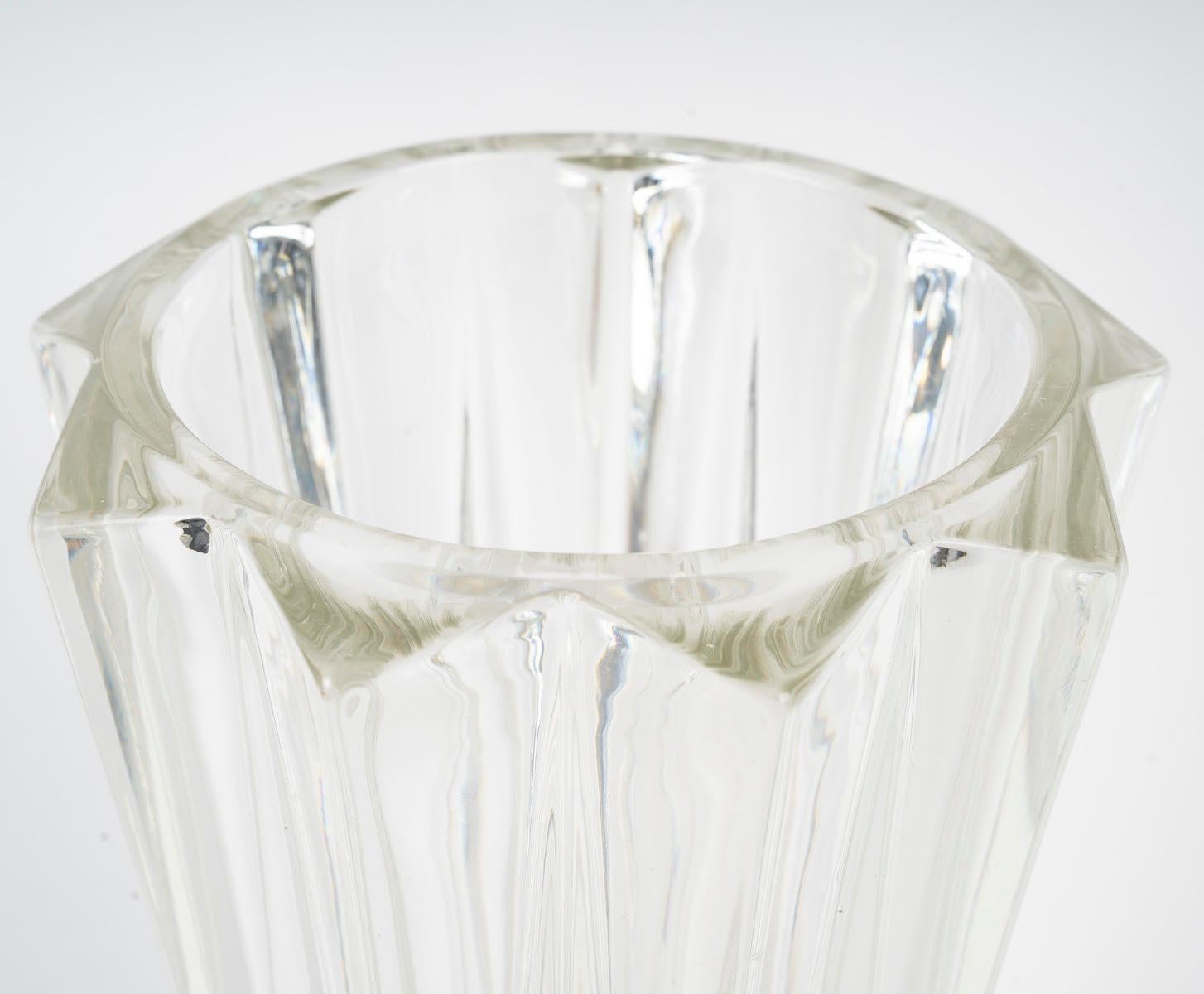 20ième siècle Vase en verre moulé des années 1950. en vente