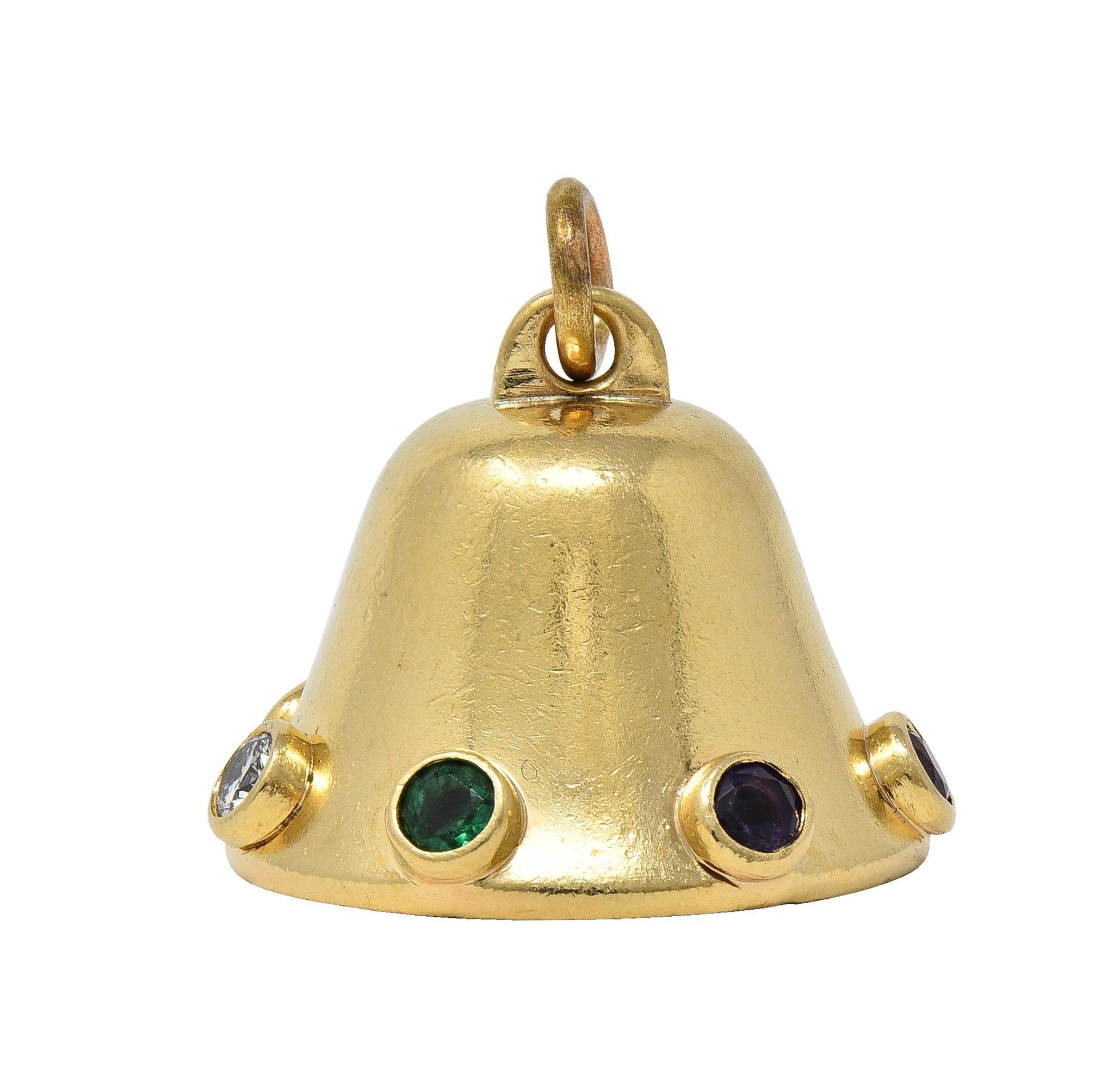 Conçue comme une cloche dimensionnelle en or jaune avec un battant fonctionnel.
Variously, les pierres précieuses sont serties autour de la base.
Diamant, émeraude, améthyste, émeraude, saphir et topaze
Acrostiche et épellation de 