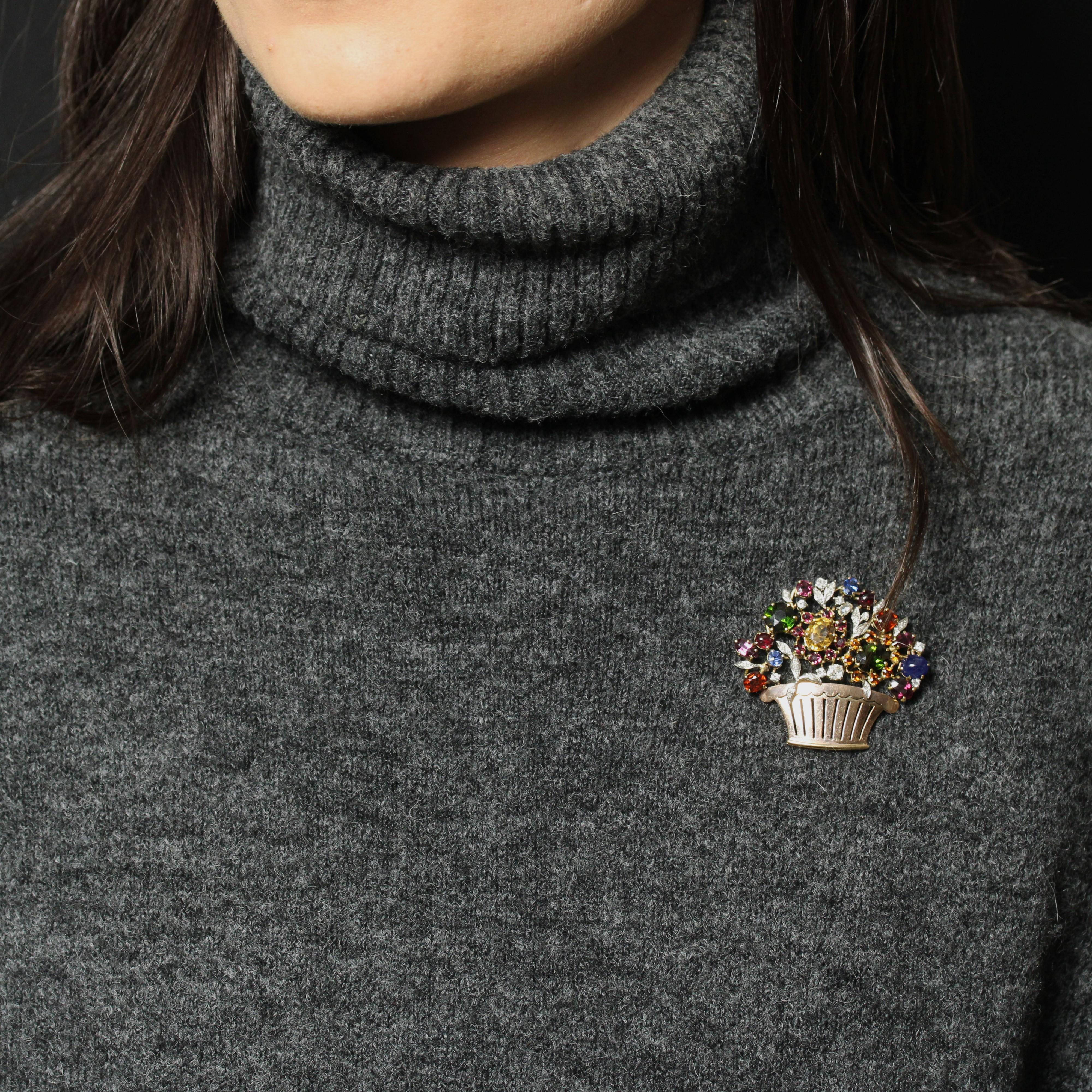 Brooch in 14 karat rose gold, shell hallmark and platinum.
A sublime retro brooch inspired by the work of great jewelers and the Indian inspiration found in Tutti Frutti jewelry from the 1930s. It represents a chiselled, openwork basket holding a