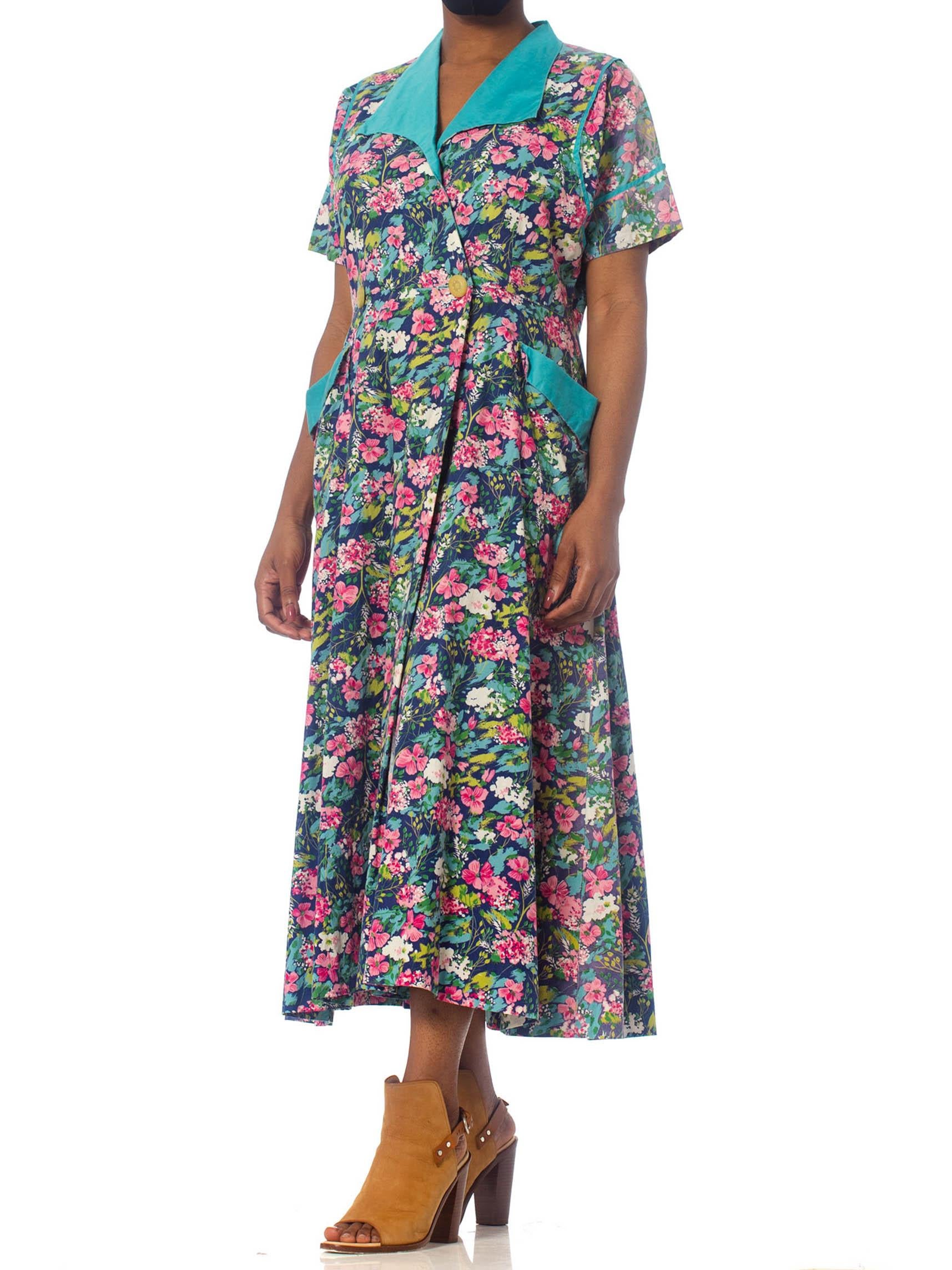 1950S Pink & Blue Floral Cotton Wrap House Dress XL With Pockets! In Excellent Condition For Sale In New York, NY