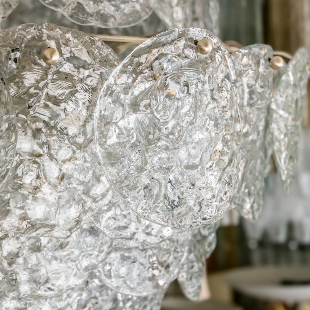 Milieu du XXe siècle Lustre en verre de Murano transparent des années 1950 avec tige chromée et structure blanche par AVMazzega en vente