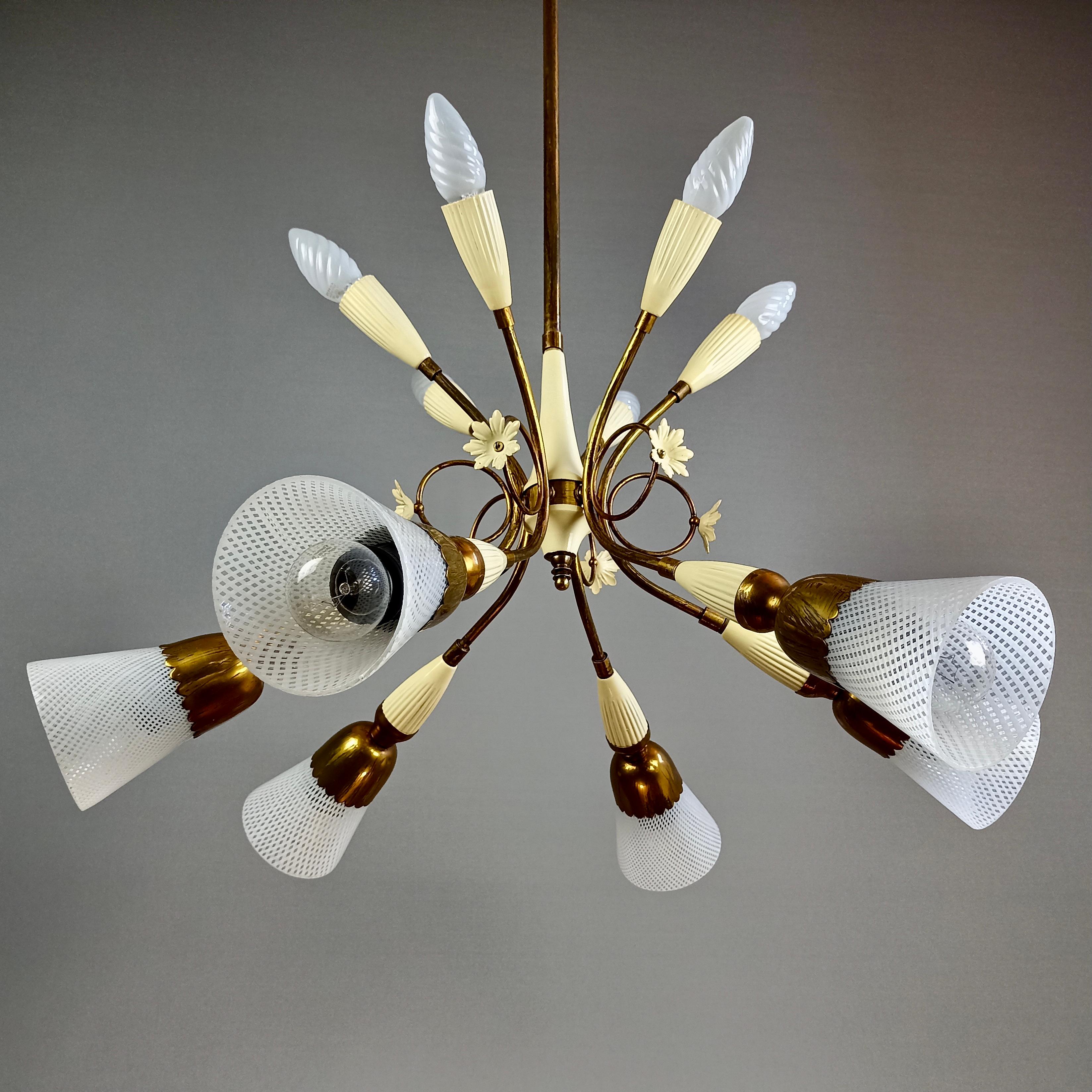 1950s Murano glass and gilt brass twelve-light Italian chandelier. For Sale 3