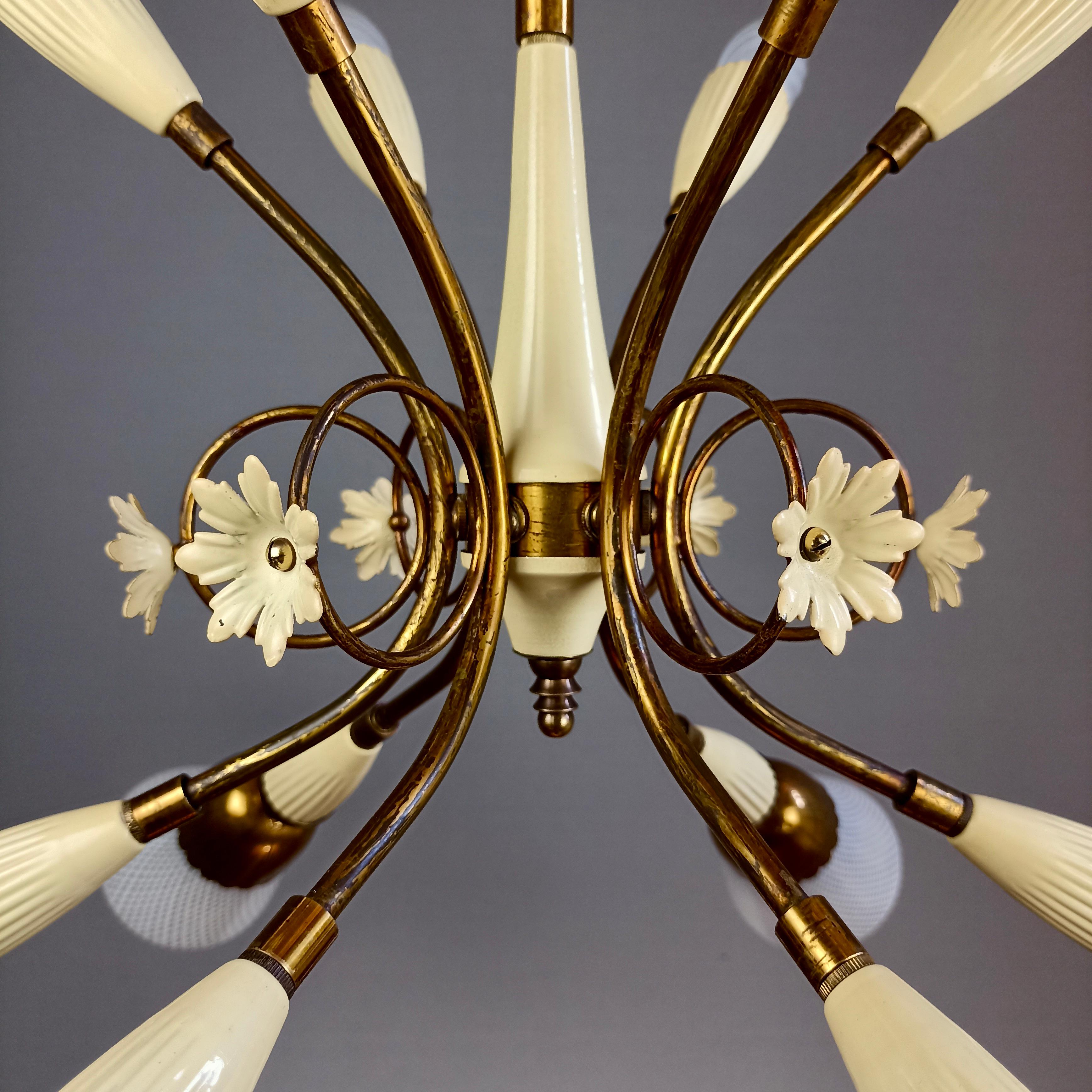 1950s Murano glass and gilt brass twelve-light Italian chandelier. For Sale 7