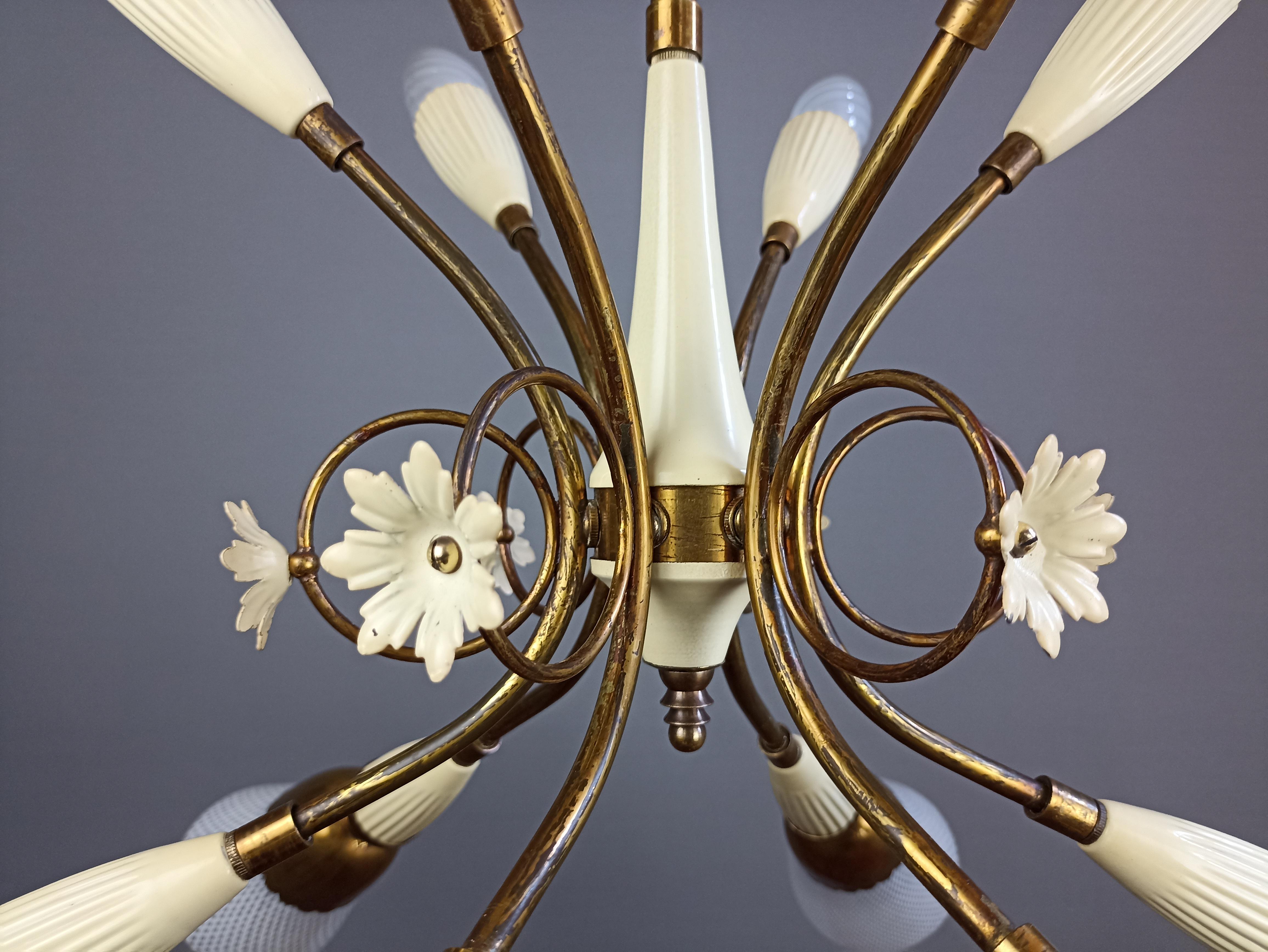 1950s Murano glass and gilt brass twelve-light Italian chandelier. For Sale 8