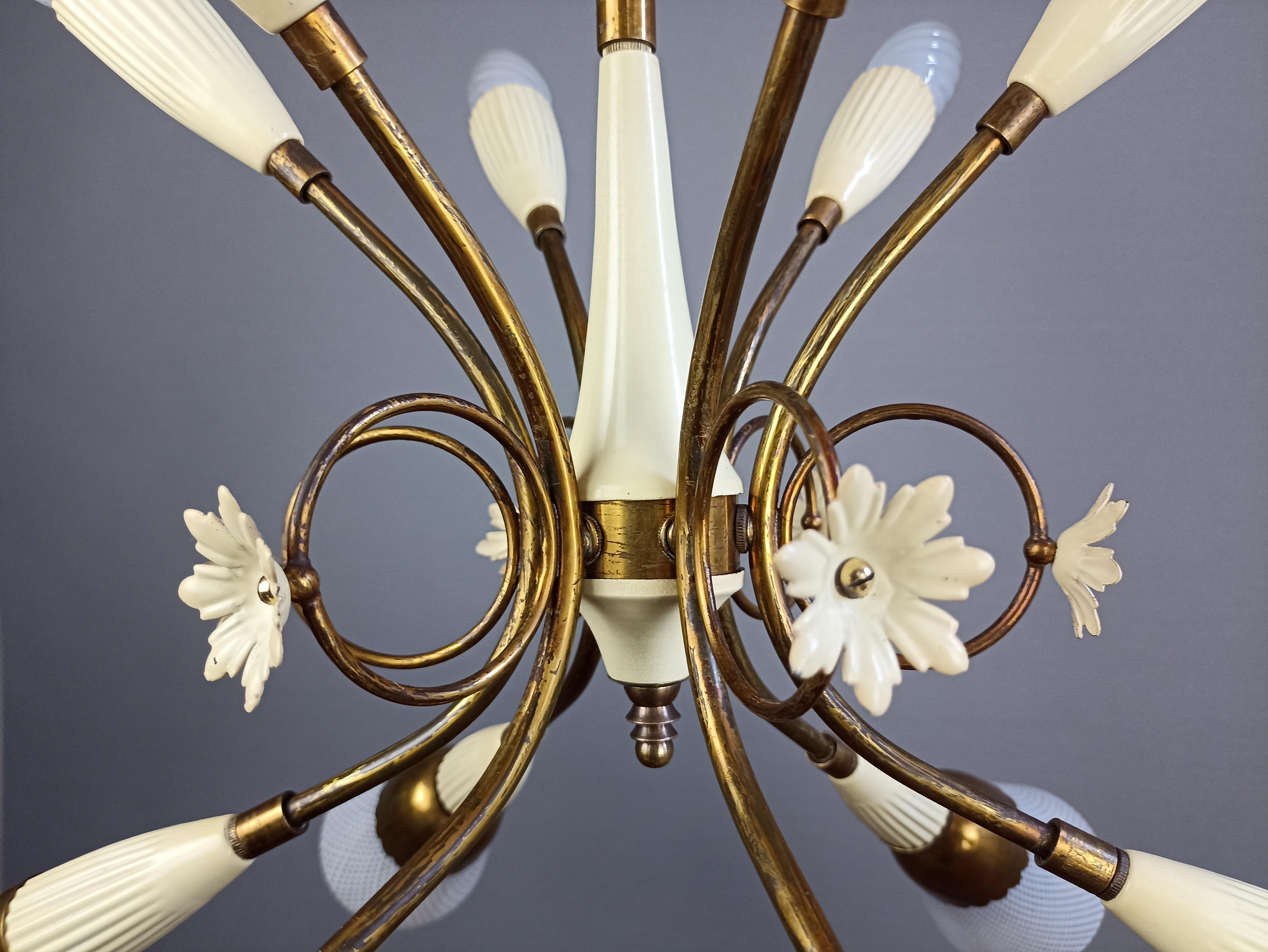 1950s Murano glass and gilt brass twelve-light Italian chandelier. For Sale 9