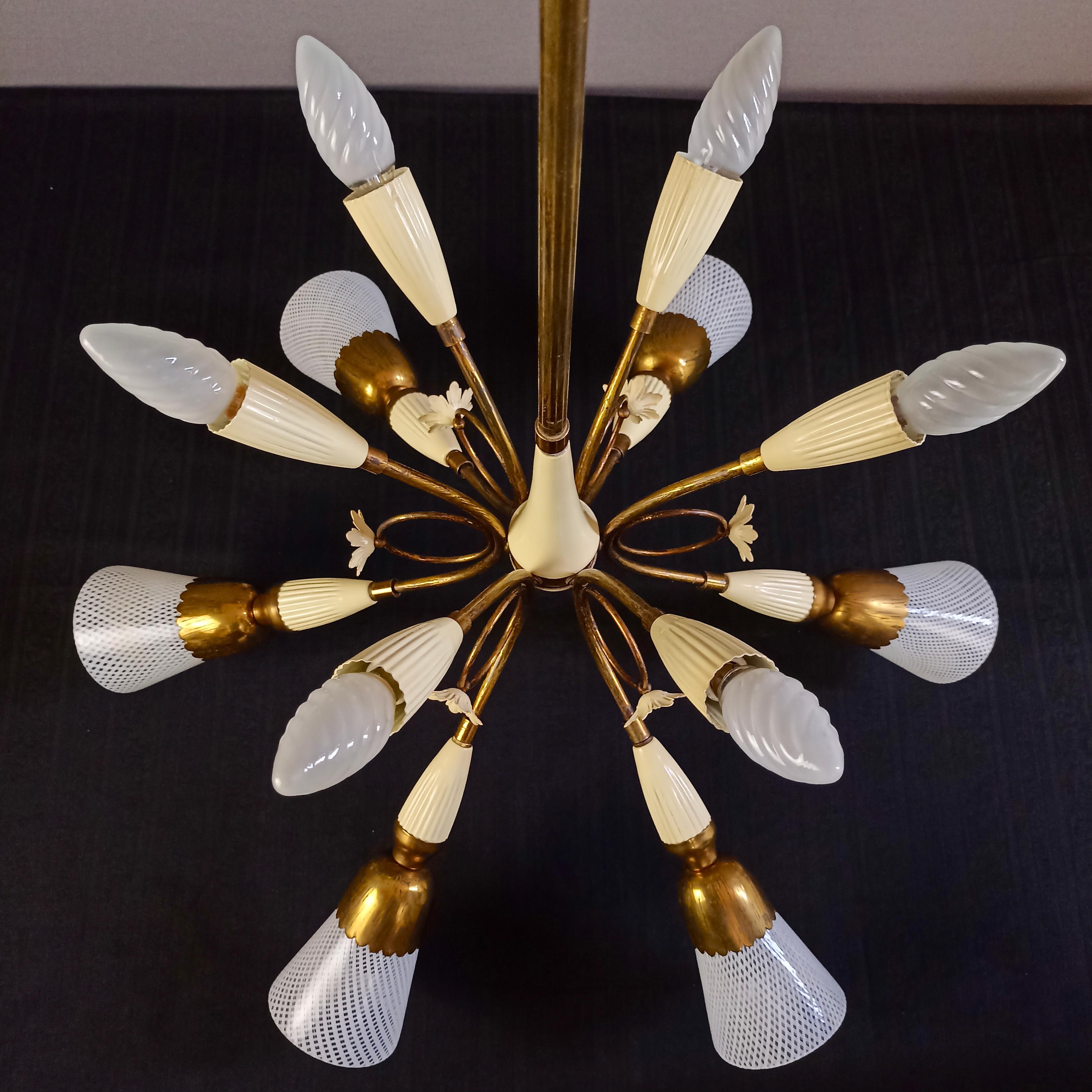 1950s Murano glass and gilt brass twelve-light Italian chandelier. For Sale 11