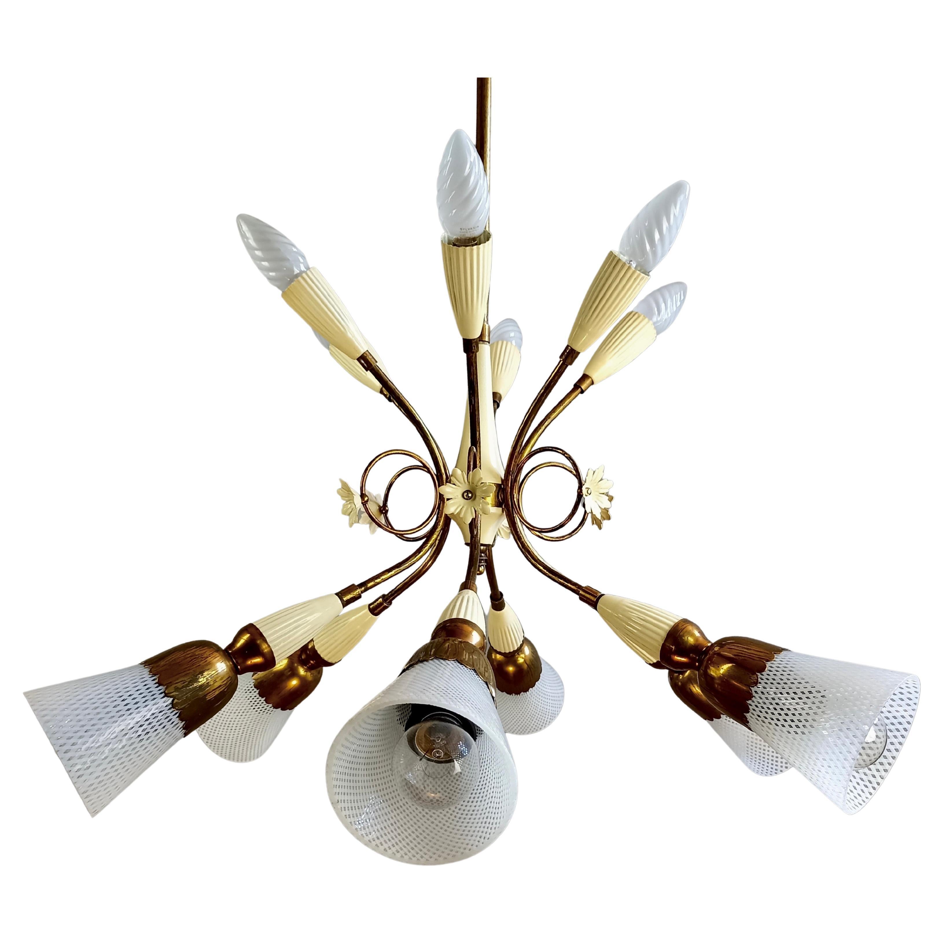 Zeitlos eleganter italienischer zwölfflammiger Kronleuchter aus den frühen 1950er Jahren aus vergoldetem Messing mit konischen Lampenschirmen aus Murano-Glas in filigraner 
