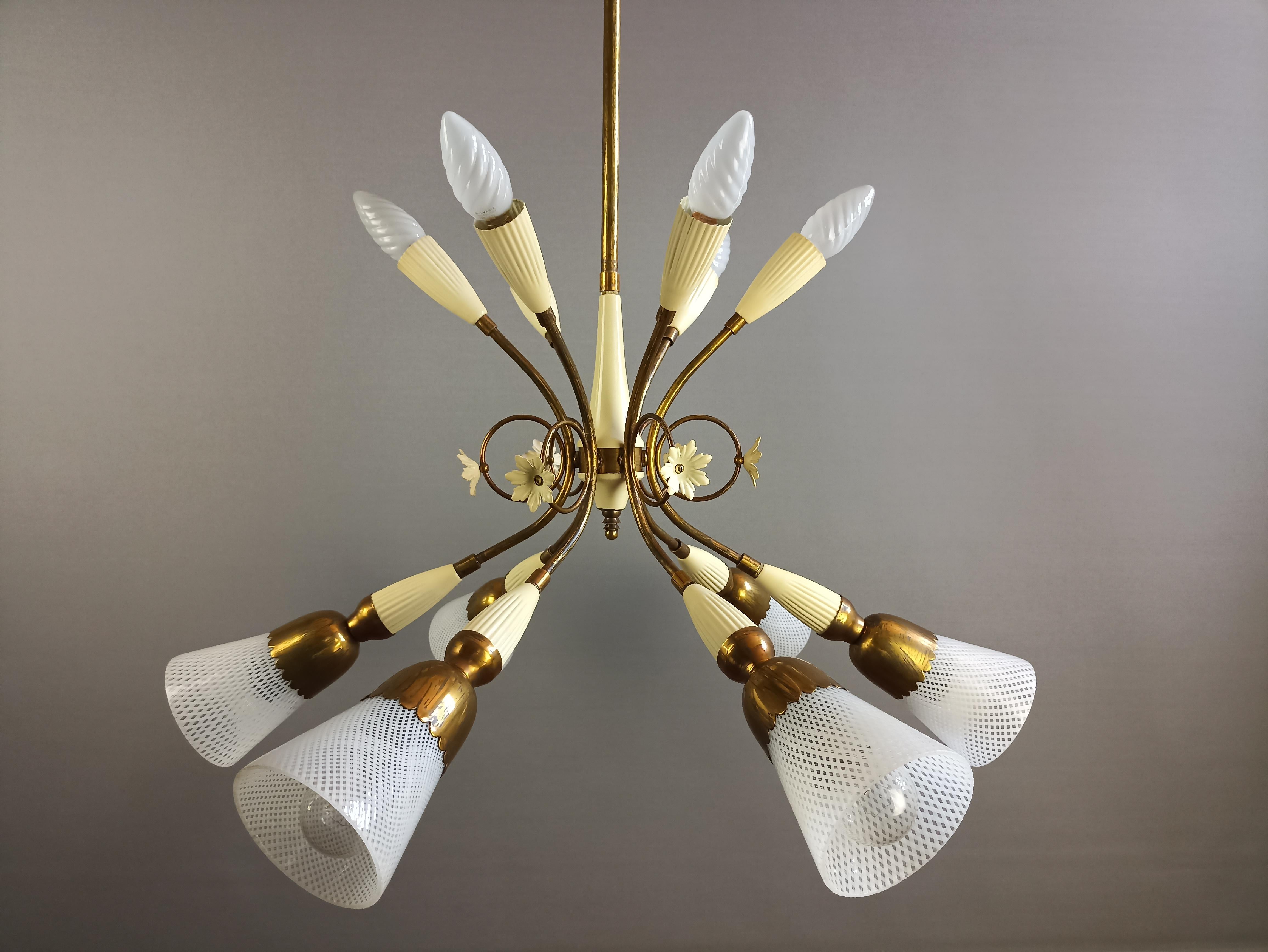 1950s Murano glass and gilt brass twelve-light Italian chandelier. For Sale 1