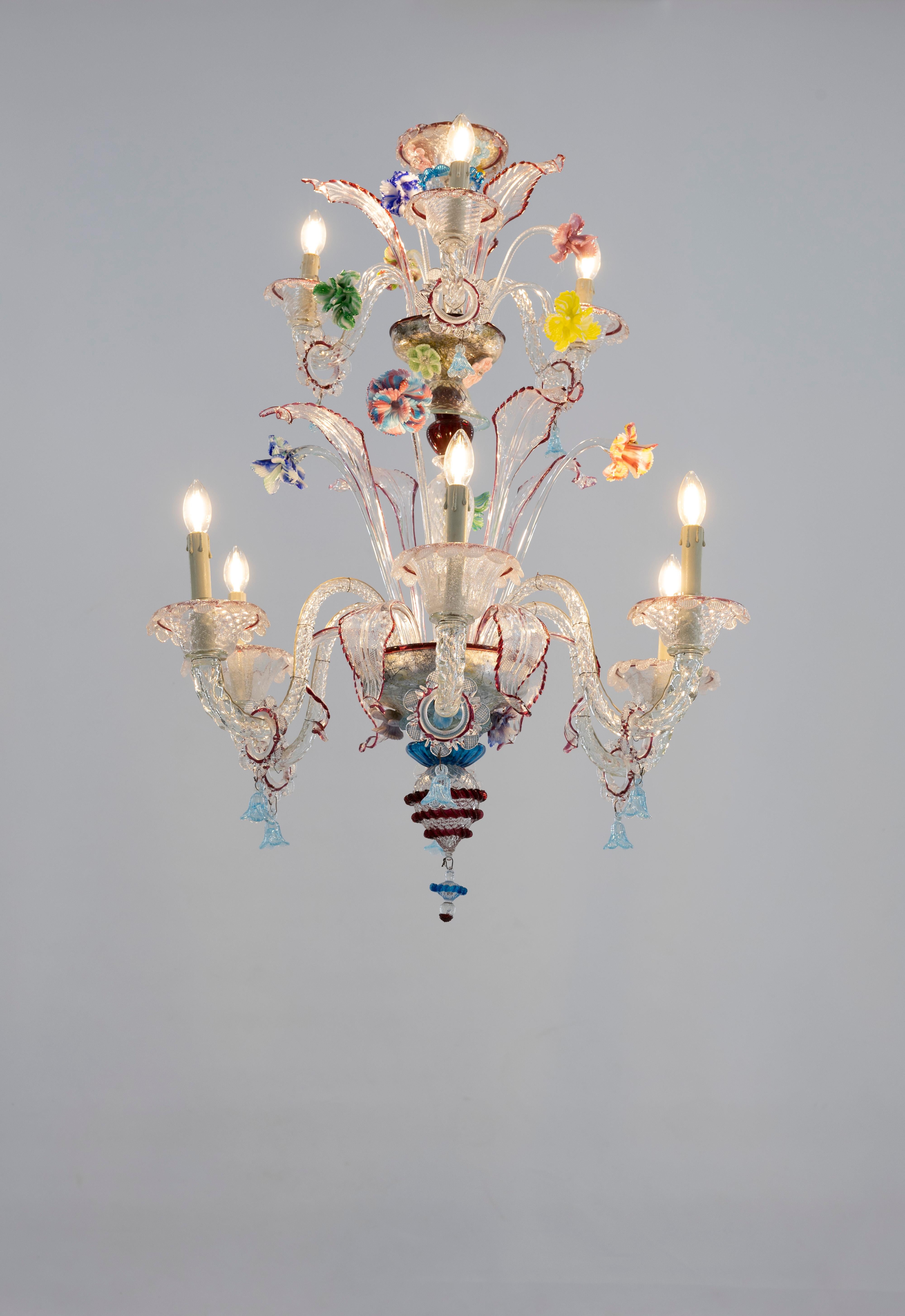 Lustre en verre de Murano des années 1950 avec des accents de rubis et des motifs floraux vibrants en vente 3