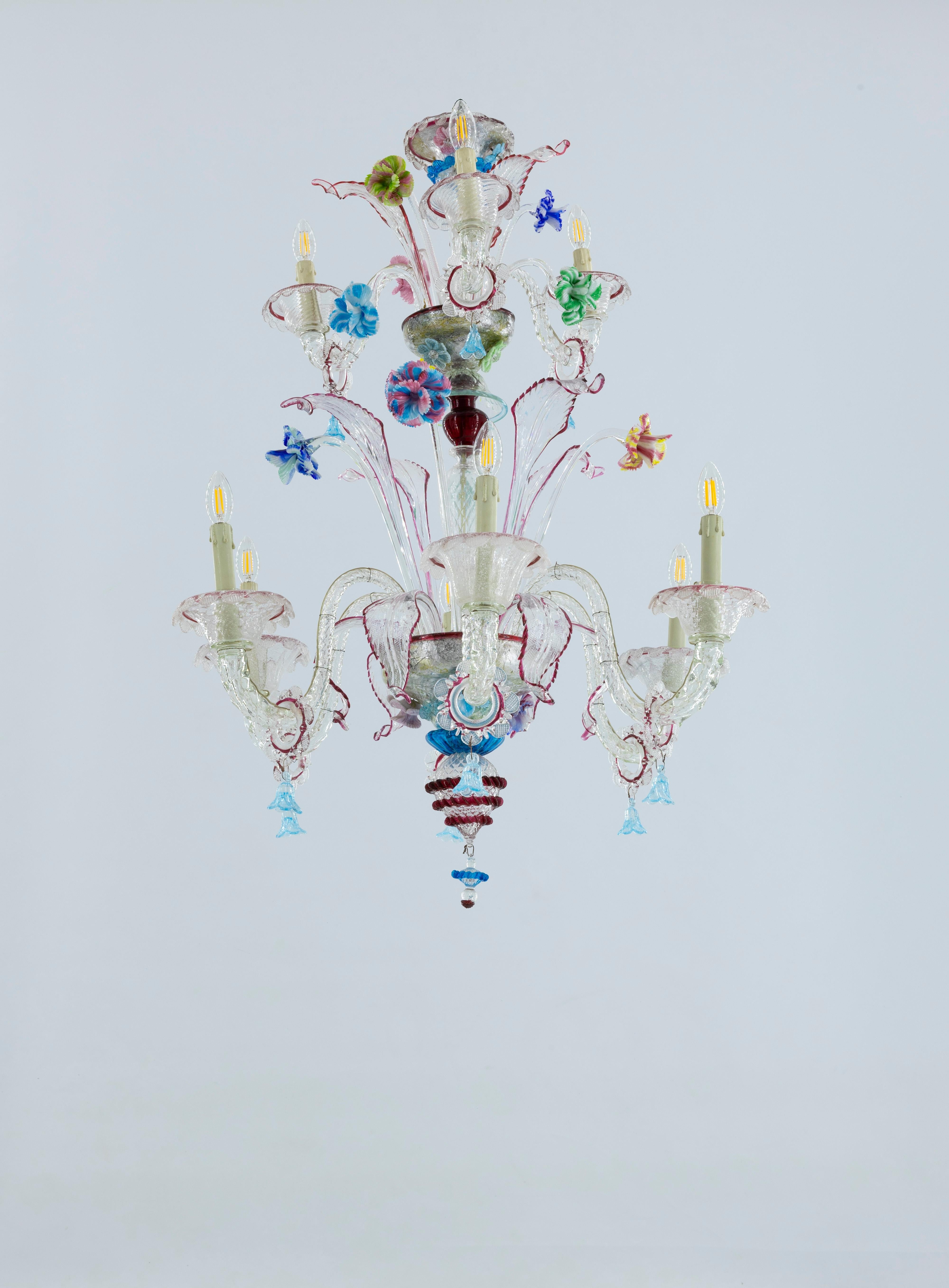 Entrez dans un monde d'élégance intemporelle avec ce lustre exquis en verre de Murano, une relique captivante des années 1950 glamour. Cette pièce exceptionnelle, fabriquée à la main par des maîtres artisans sur l'île vénitienne de Murano, incarne