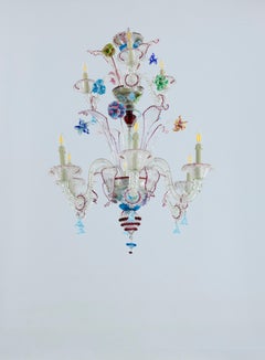 Araña de cristal de Murano de los años 50 con detalles de rubíes y vibrantes motivos florales