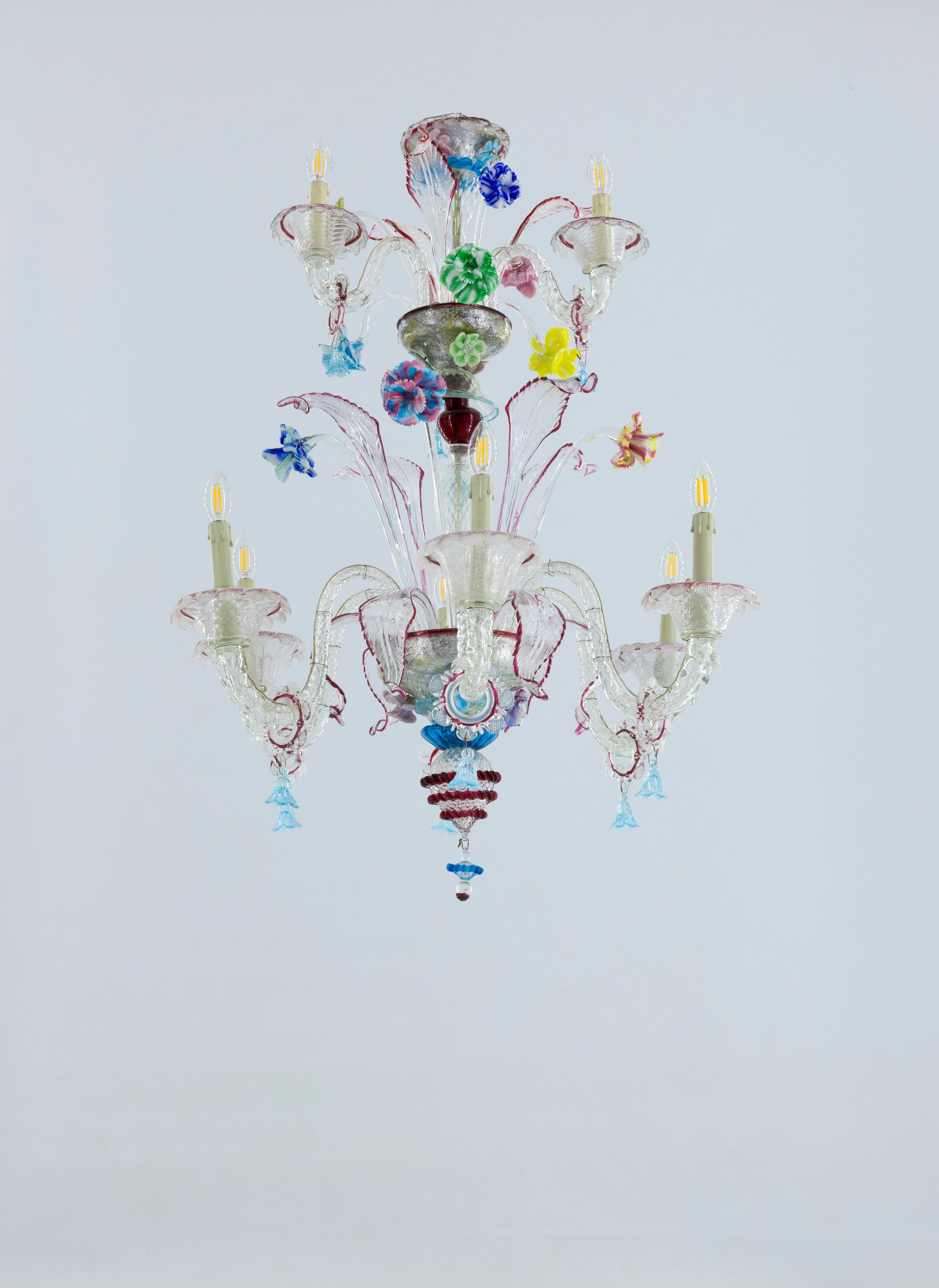 Baroque Lustre en verre de Murano des années 1950 avec des accents de rubis et des motifs floraux vibrants en vente