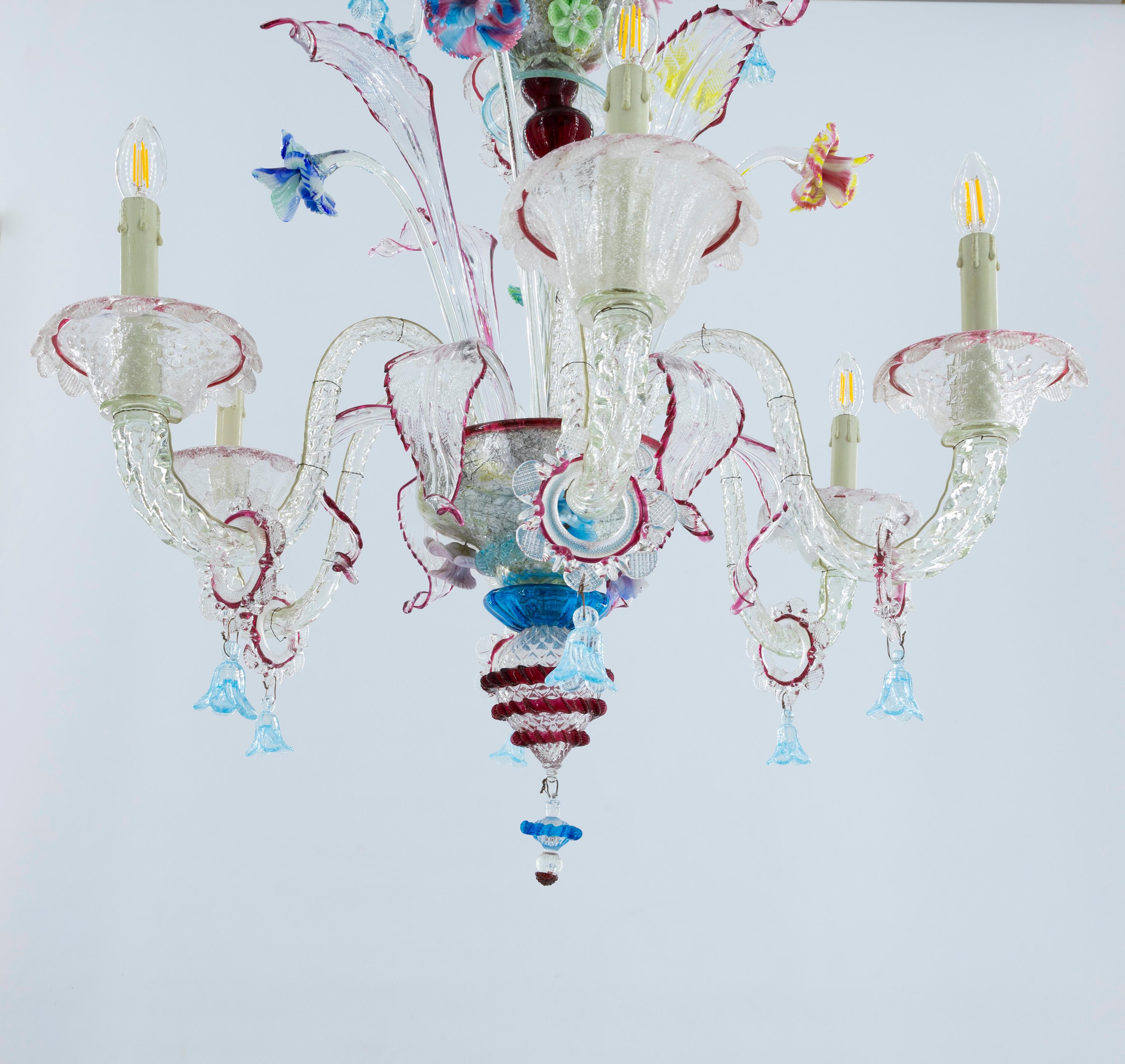 italien Lustre en verre de Murano des années 1950 avec des accents de rubis et des motifs floraux vibrants en vente
