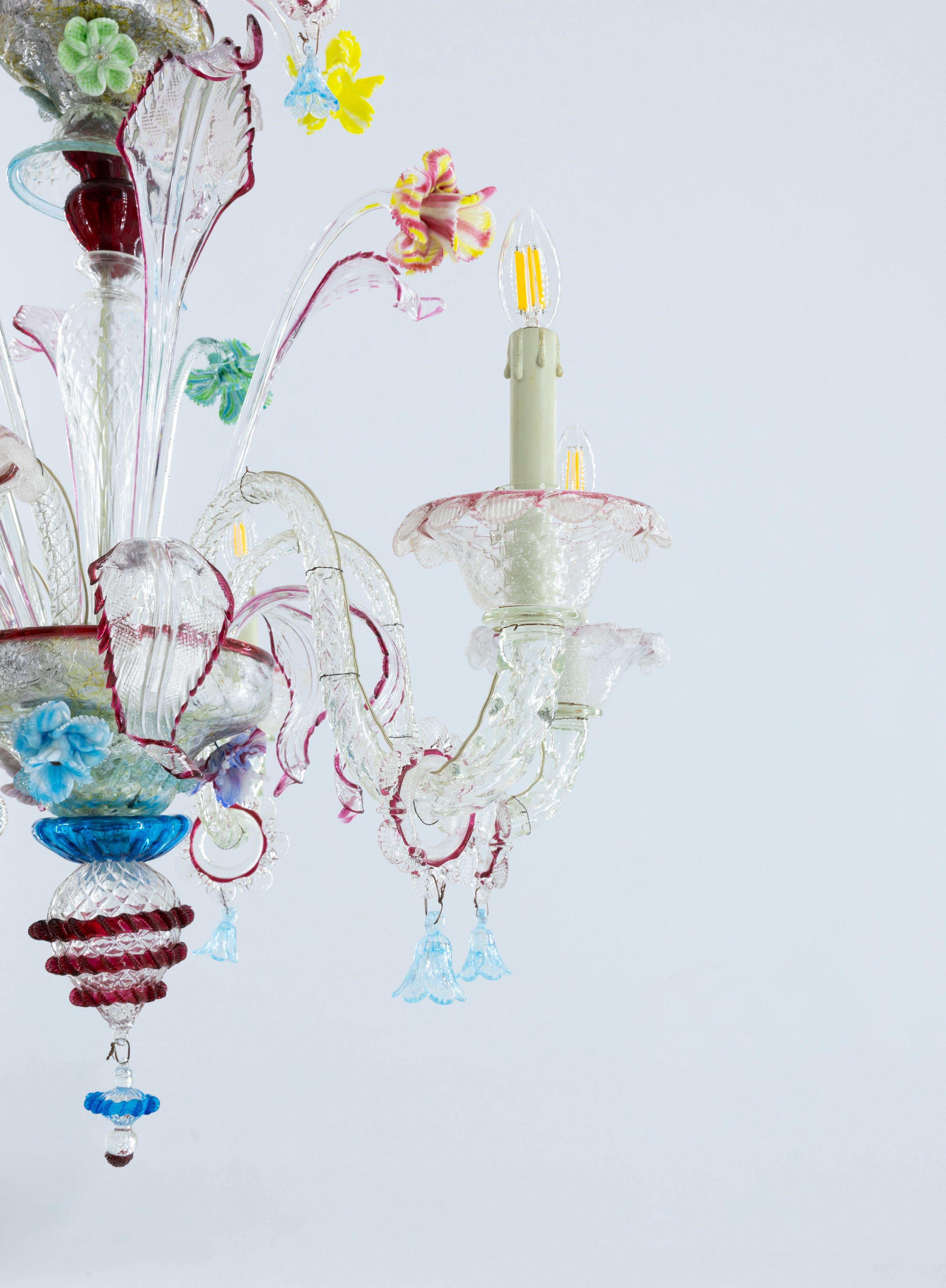Fait main Lustre en verre de Murano des années 1950 avec des accents de rubis et des motifs floraux vibrants en vente
