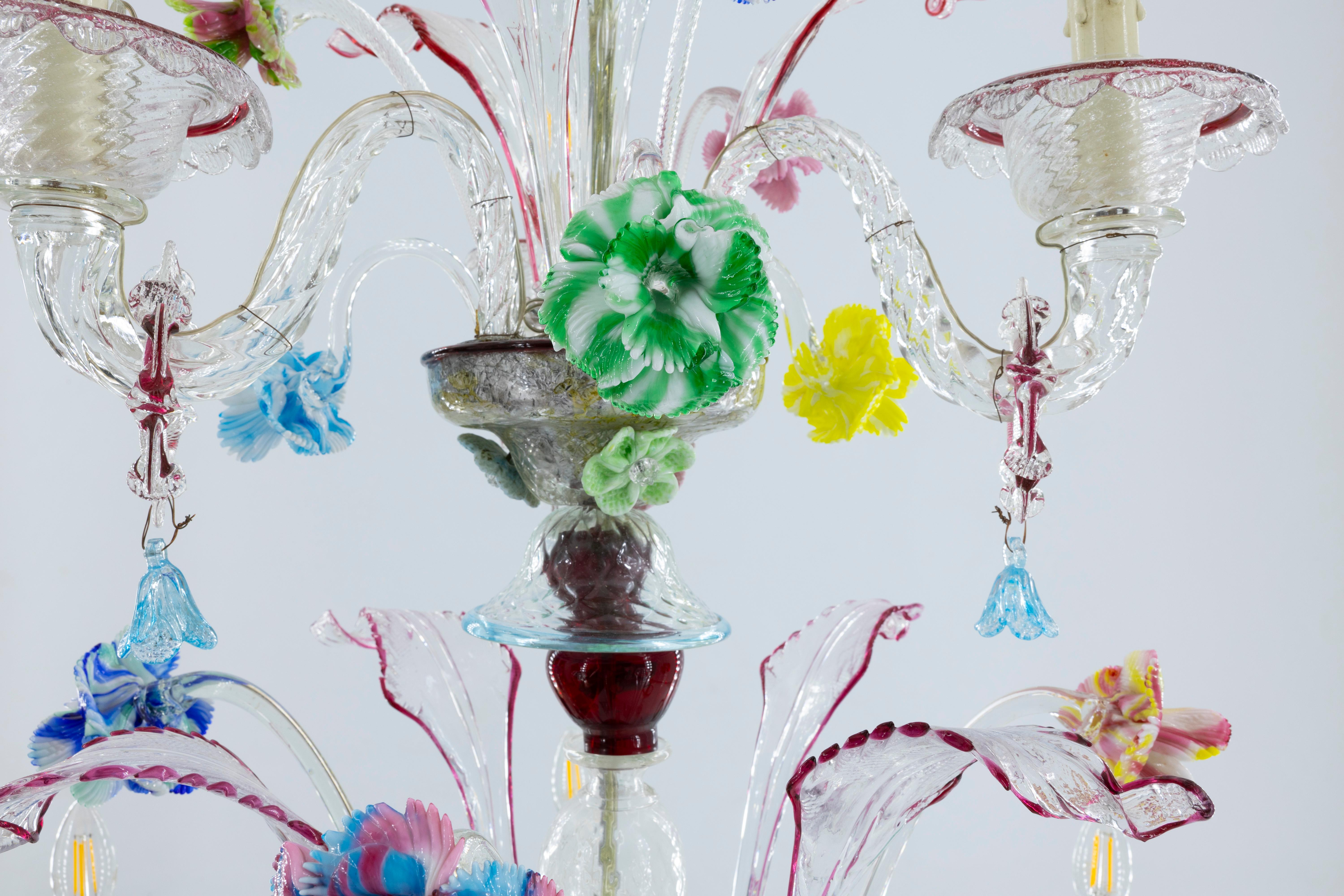 20ième siècle Lustre en verre de Murano des années 1950 avec des accents de rubis et des motifs floraux vibrants en vente