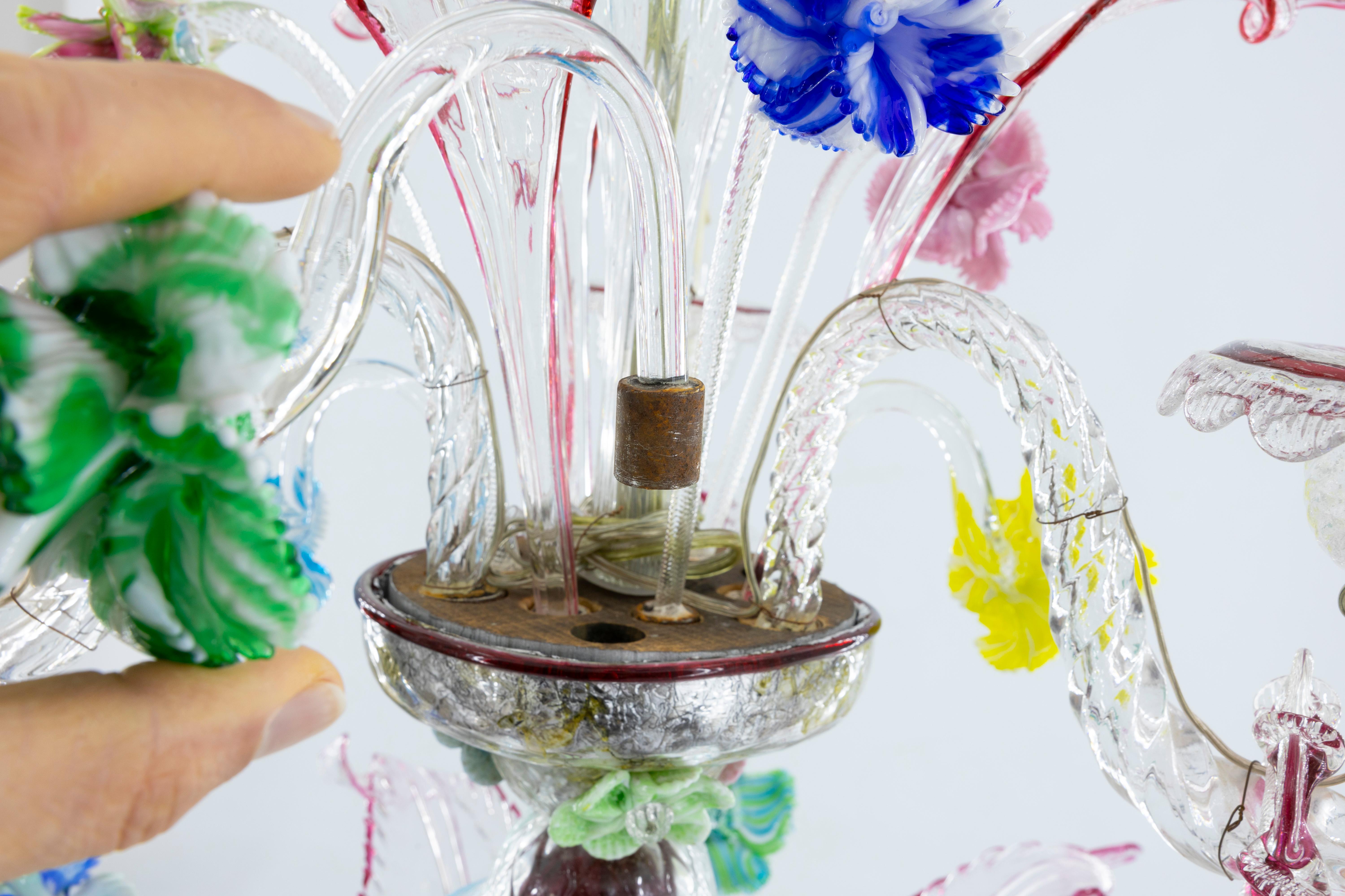 Verre Lustre en verre de Murano des années 1950 avec des accents de rubis et des motifs floraux vibrants en vente